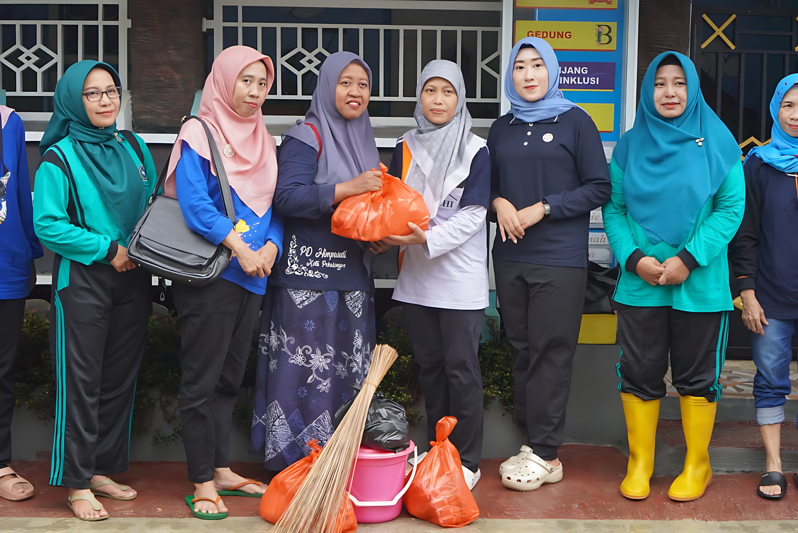 SERAHKAN BANTUAN - Himpaudi Kota Pekalongan, saat menyerahkan bantuan untuk korban banjir, beberapa waktu kemarin.