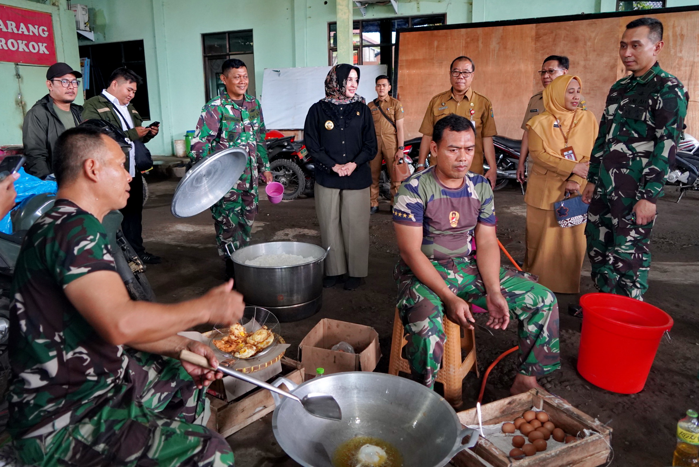 TINJAU - Wawalkot Hj Balgis Diab&nbsp;saat meninjau dapur umum di&nbsp;Markas Kodim 0710 Pekalongan, Senin (26/1/2026).