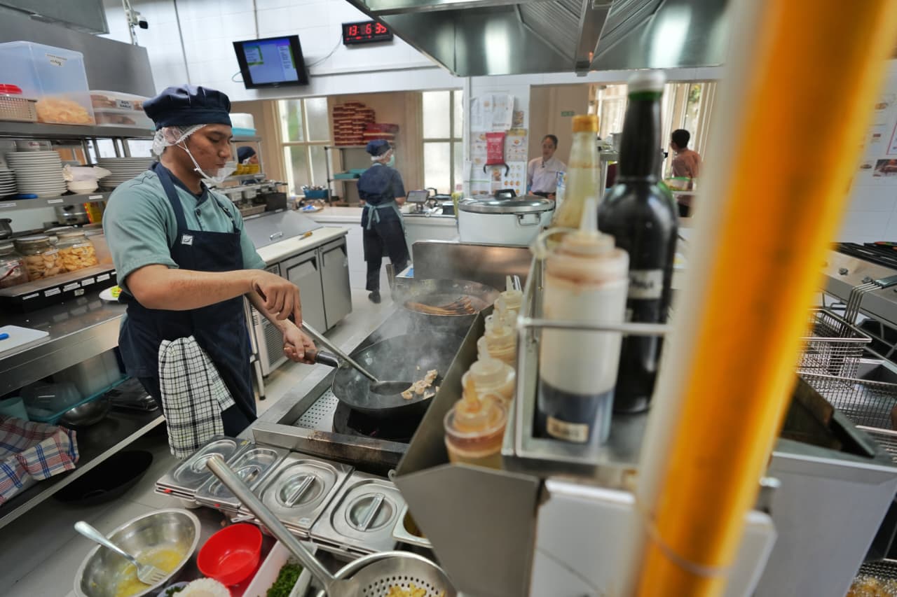 RESTORAN LEGENDARIS : Bon Ami, restoran legendaris di Surabaya yang mempercayakan dapur operasionalnya pada gas bumi.