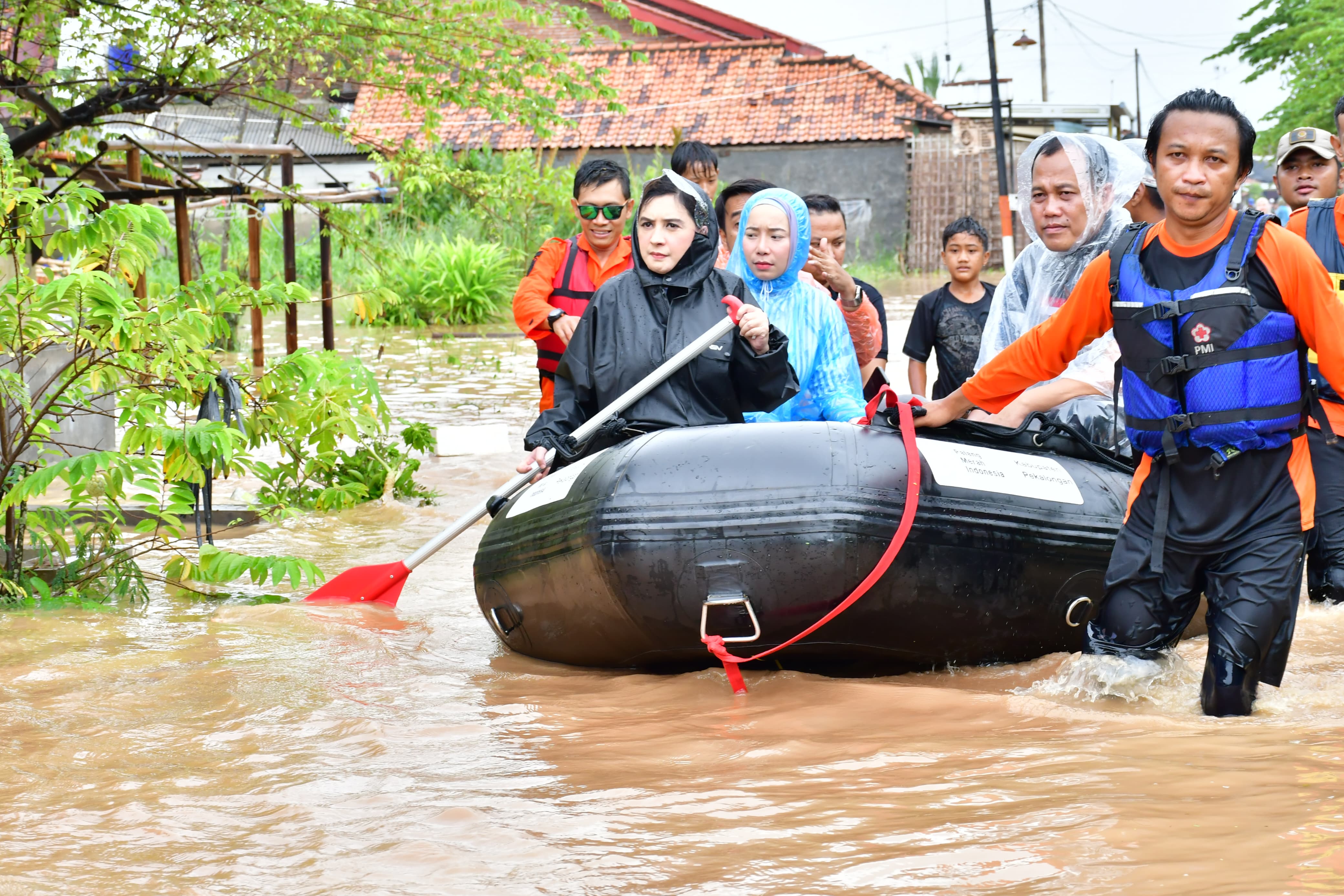 TINJAU BANJIR: Bupati Pekalongan Fadia Arafiq saat meninjau banjir di wilayah Kecamatan Tirto, Sabtu (24/1/2026).
