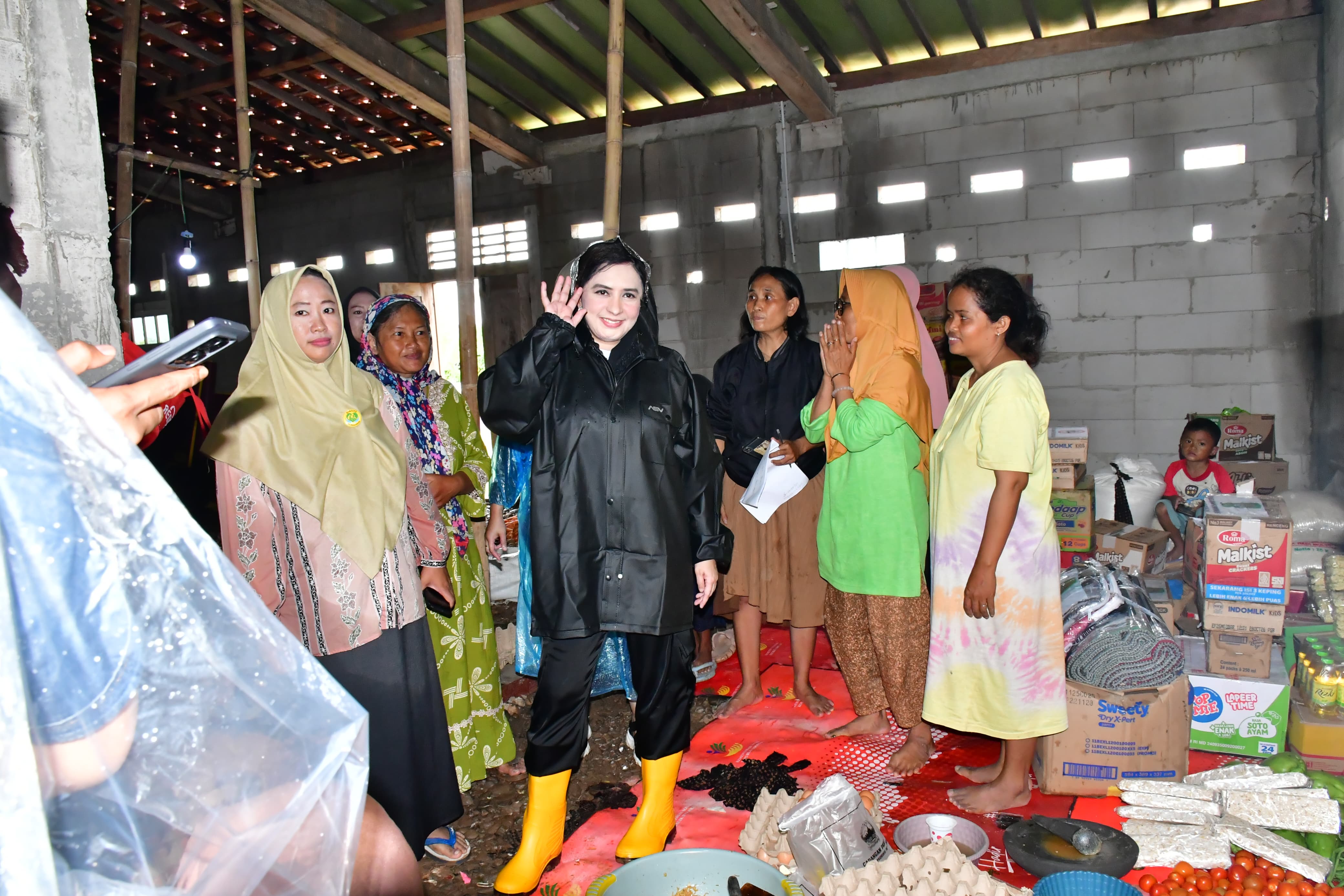 TEMUI PENGUNGSI: Bupati Pekalongan Fadia Arafiq saat menemui pengungsi banjir di Kecamatan Tirto, Sabtu (24/1/2026).