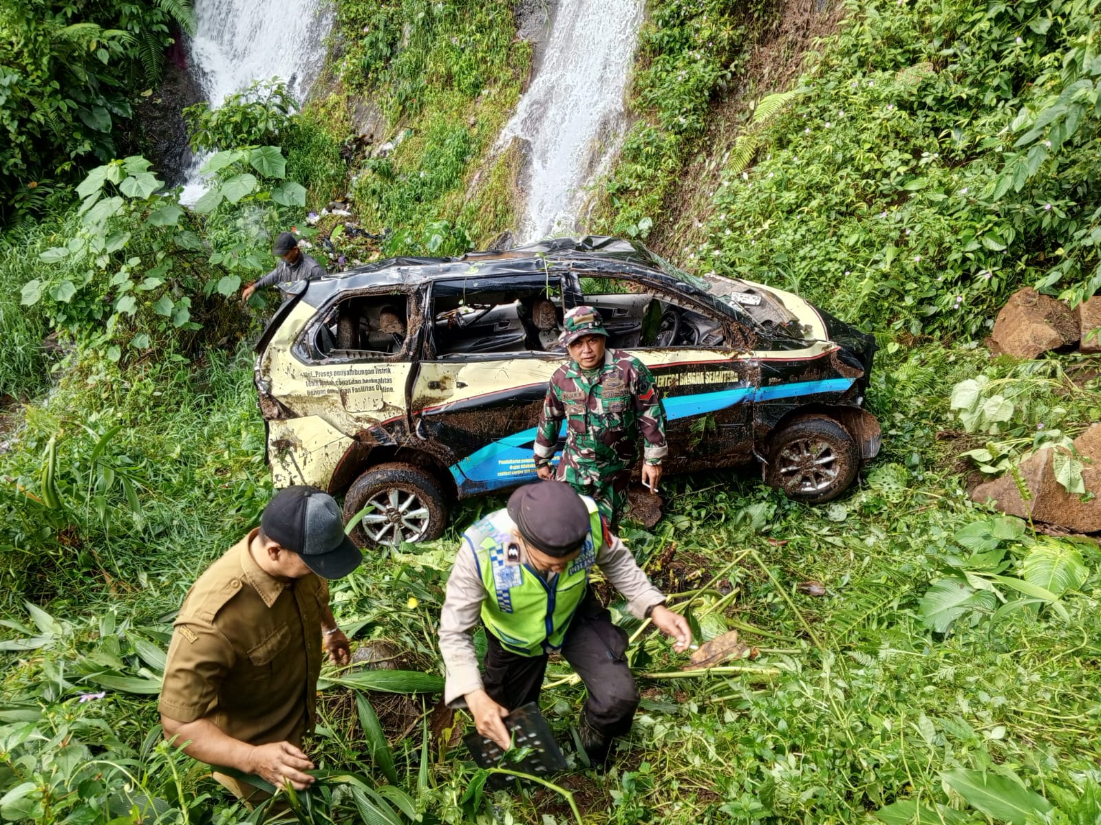 MASUK JURANG: Kondisi mobil mitra PLN saat ditemukan di dasar jurang, di aliran Sungai Jangkar, Dukuh Krandegan, Desa Mendolo, Kecamatan Lebakbarang, Kabupaten Pekalongan, Selasa (27/1/2026).