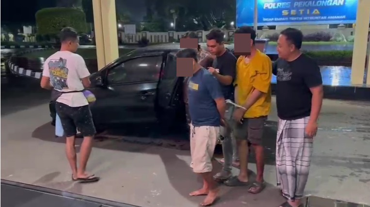 DiGELANDANG: Ketiga pelaku ketika digelandang ke Polres Pekalongan.
