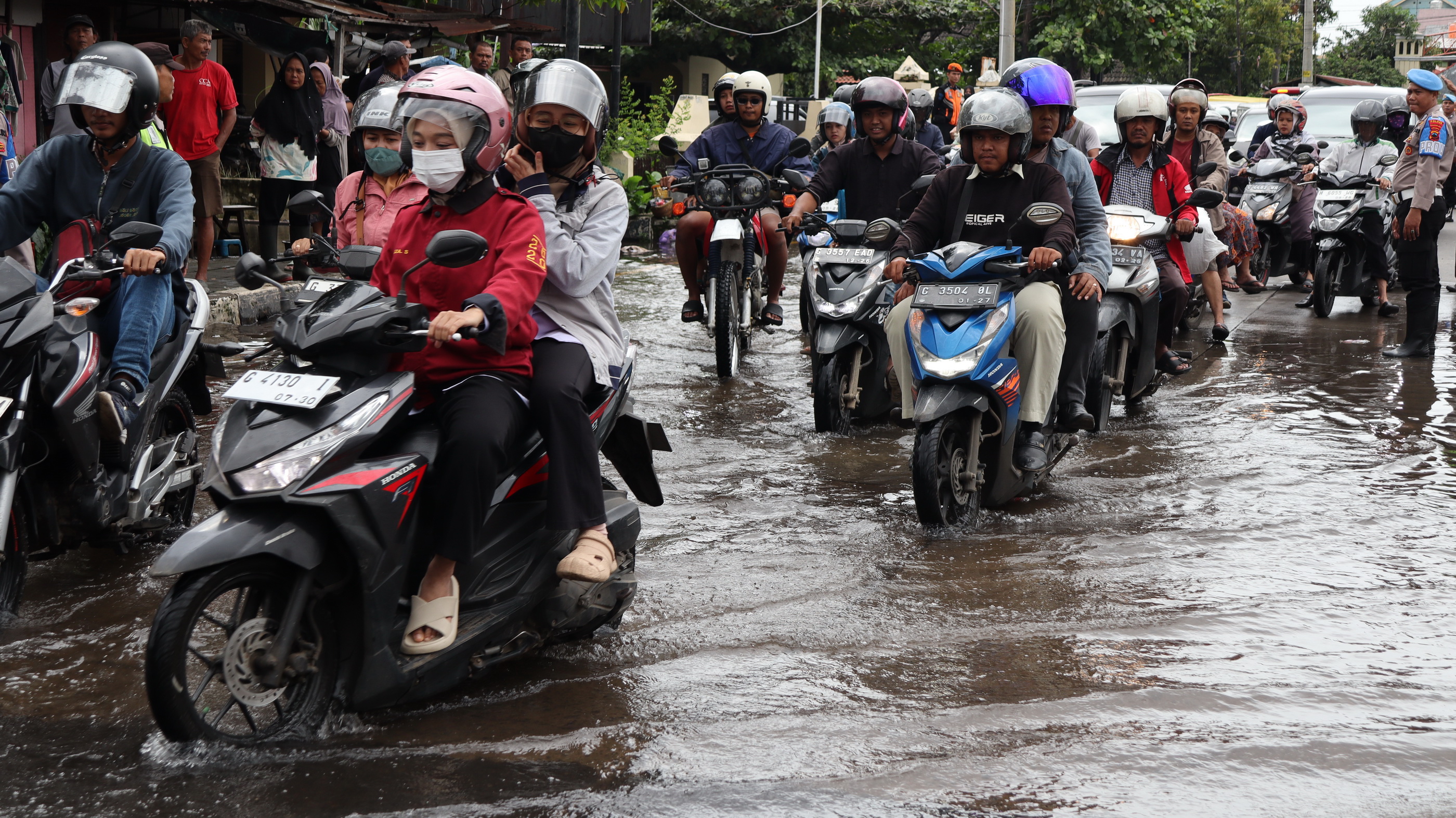 BANJIR- Jalan rusak akibat banjir, tetap jadi salah satu prioritas Pemkot Pekalongan, walaupun TKD dipotong.