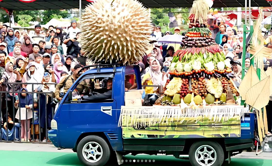 KERAMAIAN - Suasana keramaian pawai Gunungan HUT Pemalang, yang dimanfaatkan komplotan pencuri menjarah harta pegunjung.