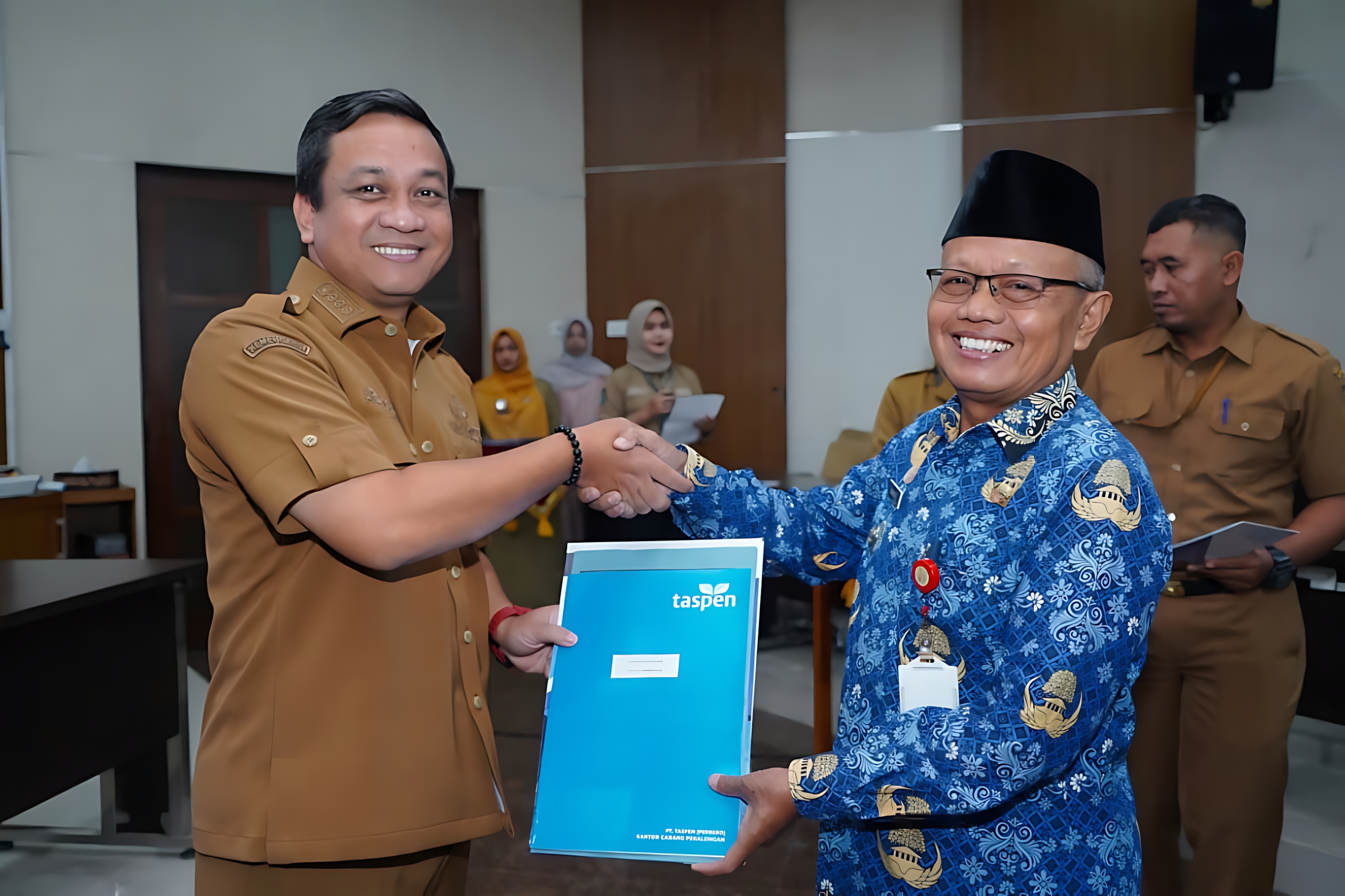 SERAHKAN SK - Walikota Aaf saat serahkan SK pensiun dan THT kepada Camat Pekalongan Timur Darminto yang pensiun, di ruang&nbsp;Buketang Selasa (27/1/2026).