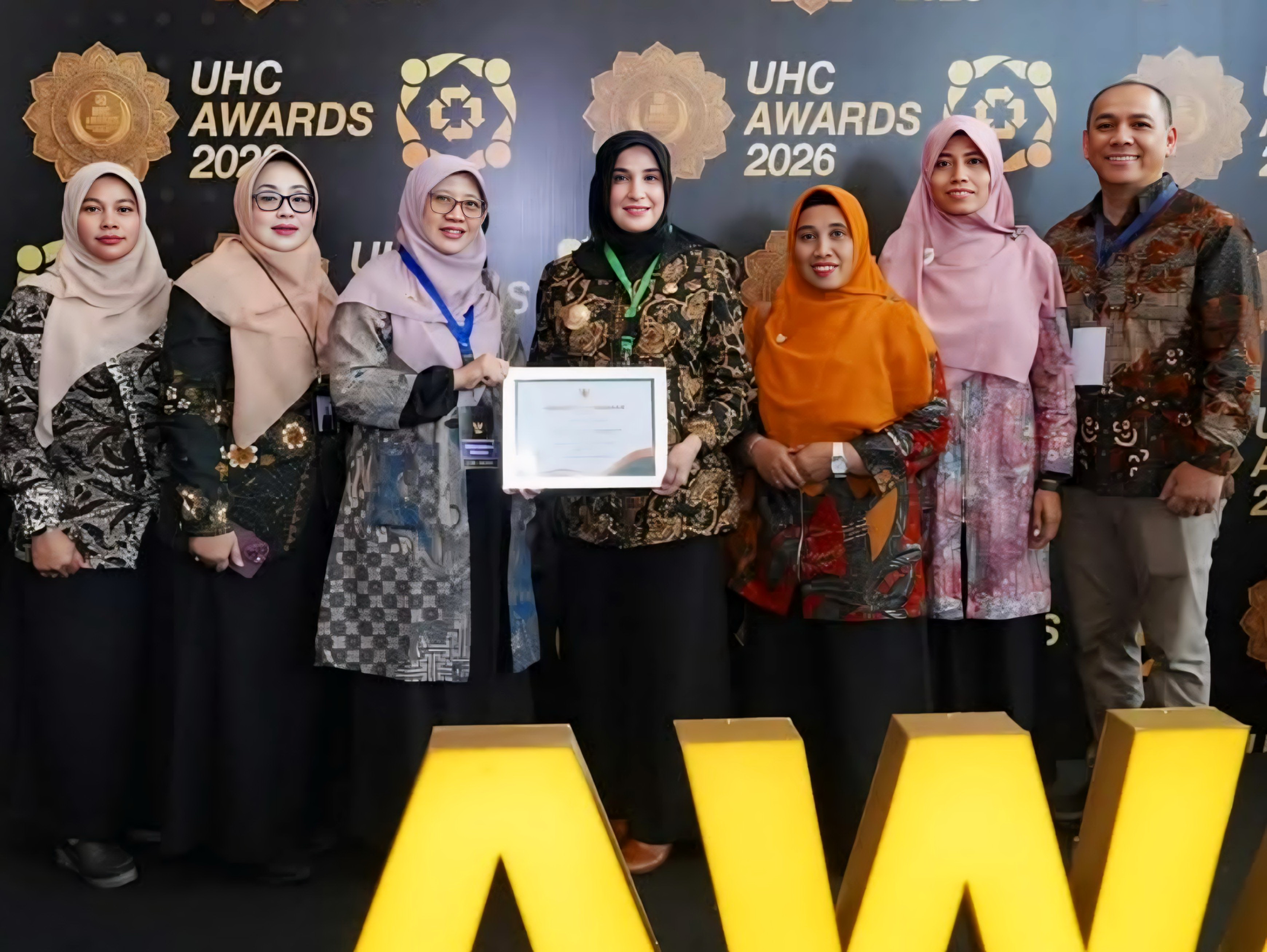 TUNJUKKAN - Wawalkot Pekalongan Hj Balgis dan Tim Dinkes Kota Pekalongan, menunjukkan penghargaan UHC Awards 2026 di Jakarta, Selasa malam (27/1/2026).