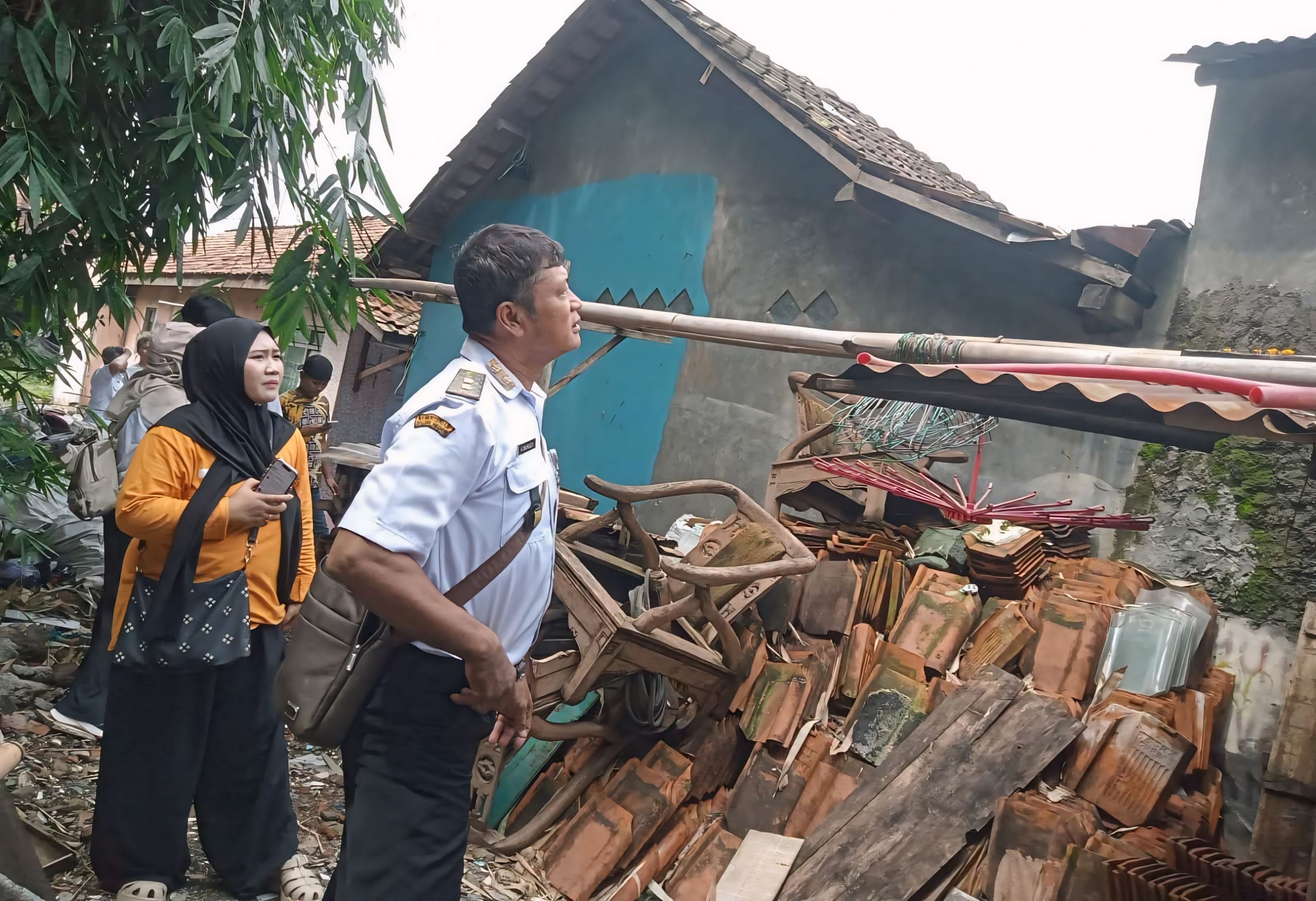 CEK RUMAH WARGA - Tim Dinperkim dan Kelurahan Sapuro Kebulen saat mengecek rumah warga yang rusak akibat puting beliung, beberapa hari kemarin.