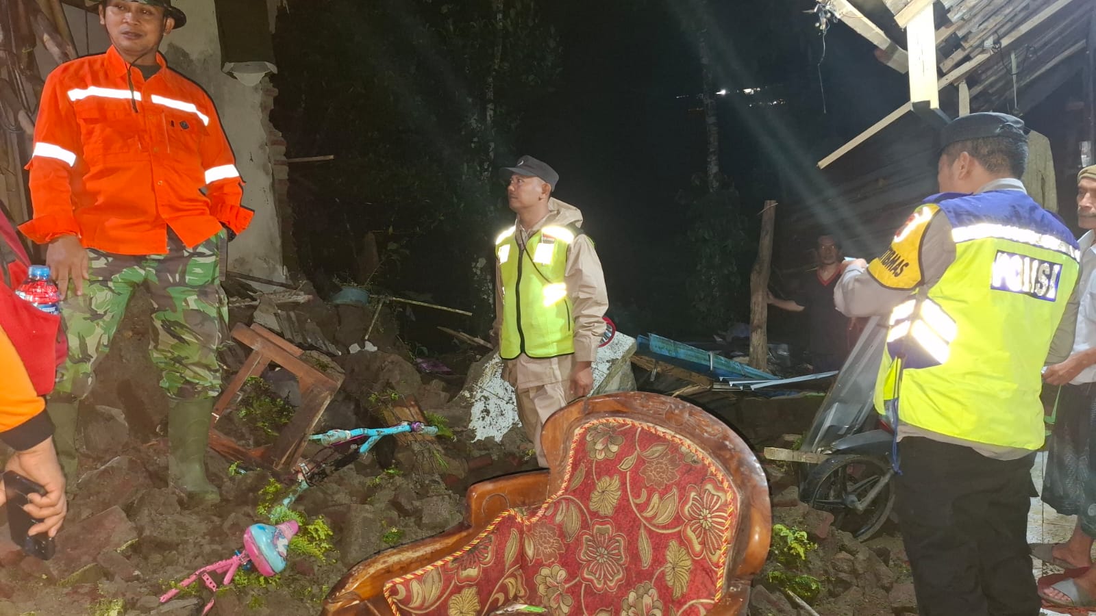 TERTIMPA LONGSOR: Kondisi rumah warga yang tertimpa longsor.