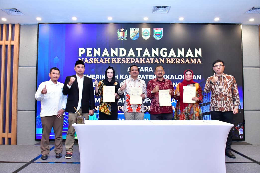 TEKEN MOU: Empat kepala daerah kawasan Pekalongan Raya menandatangani MoU pengelolaan sampah regional.