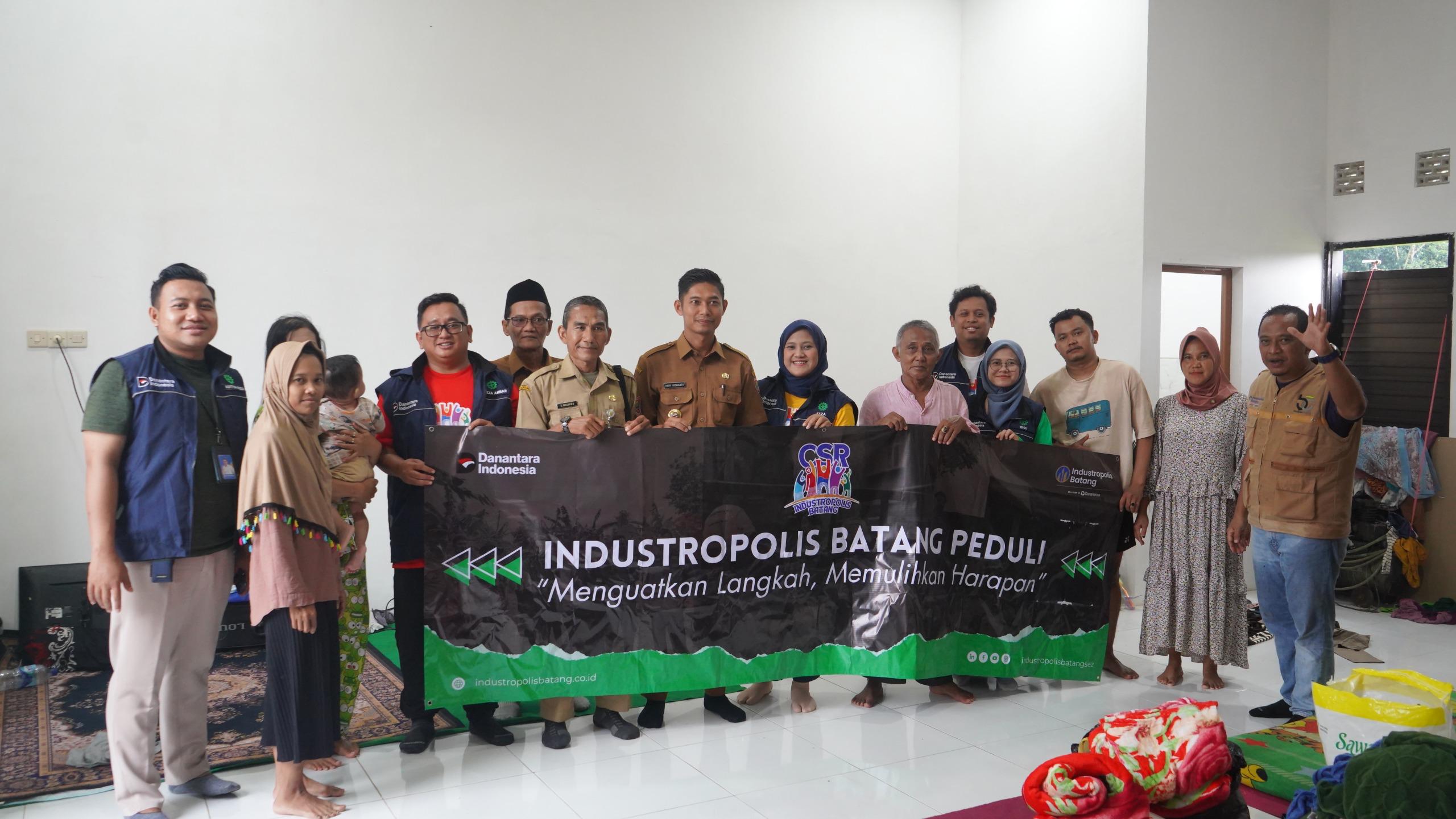 Penyaluran bantuan.