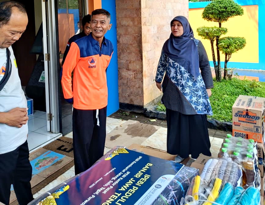SERAHKAN BANTUAN -&nbsp;Kepala Perwakilan BI Tegal, Bimala, bersama jajaran&nbsp;saat menyerahkan bantuan&nbsp;logistik untuk korban banjir di BPBD Kota Pekalongan.