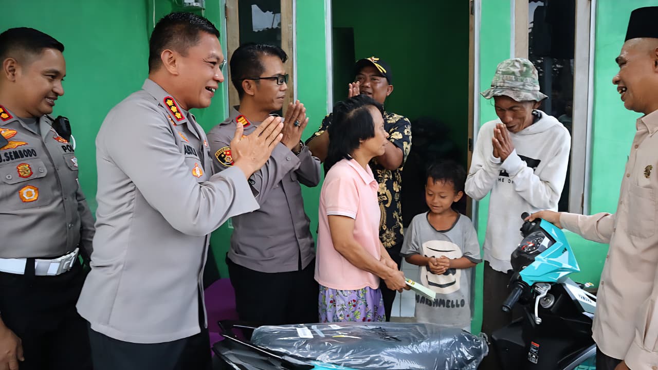 KUNJUNGAN -&nbsp;Kapolres Metro Depok Kombes Pol Abdul Waras saat menemui peual es gabus viral, Sudrajat di rumahnya, pada Selasa (27/1/2026).
