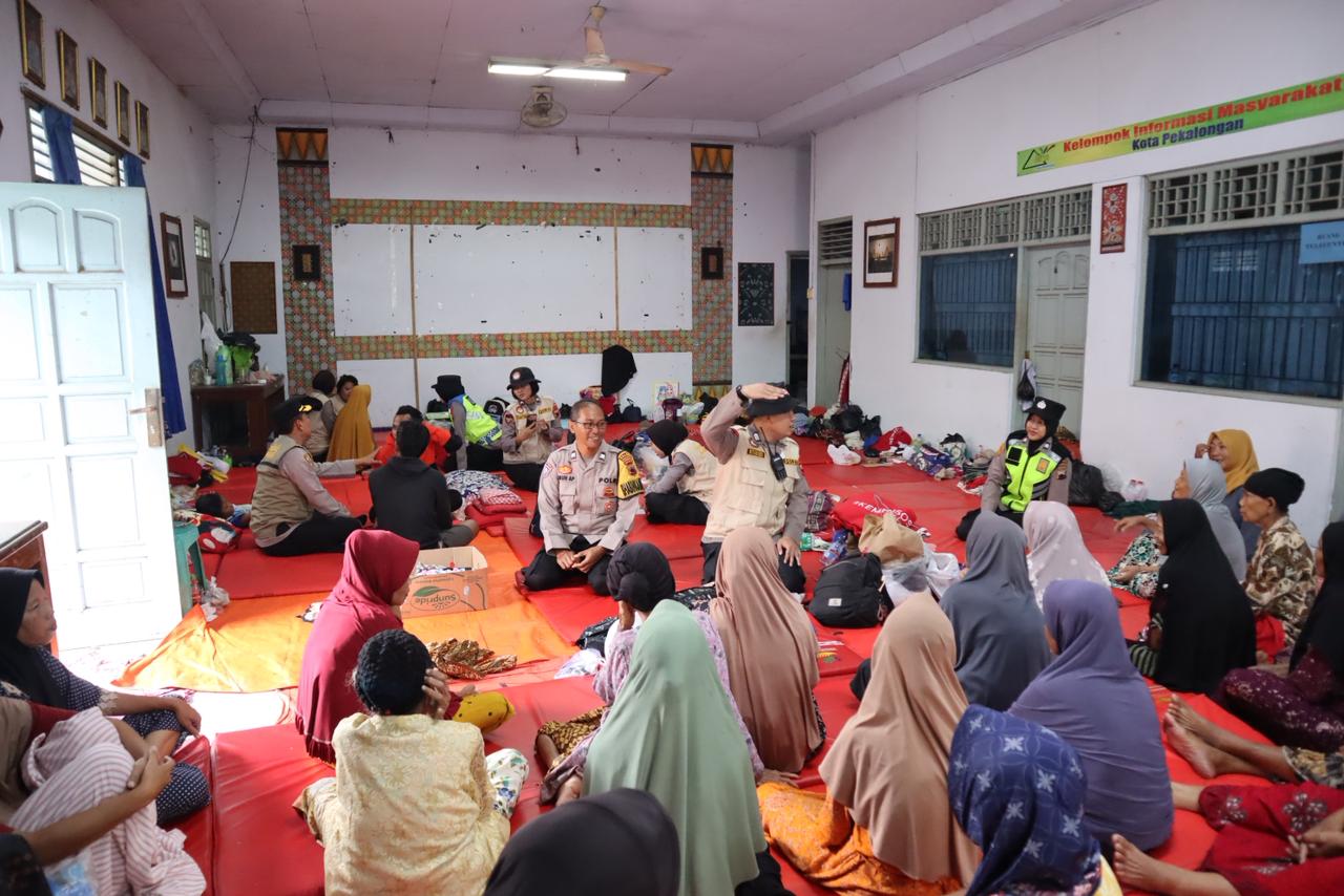 NGOBROL SANTAI -&nbsp;Biro SDM Polda Jawa Tengah dan Polres Pekalongan saat turun langsung ke lokasi pengungsian di Pekalongan, Selasa (27/1/2026).