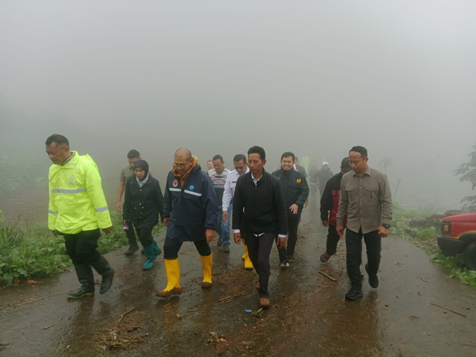 Bupati Batang M Faiz Kurniawan saat meninjau lokasi longsor di Pranten.