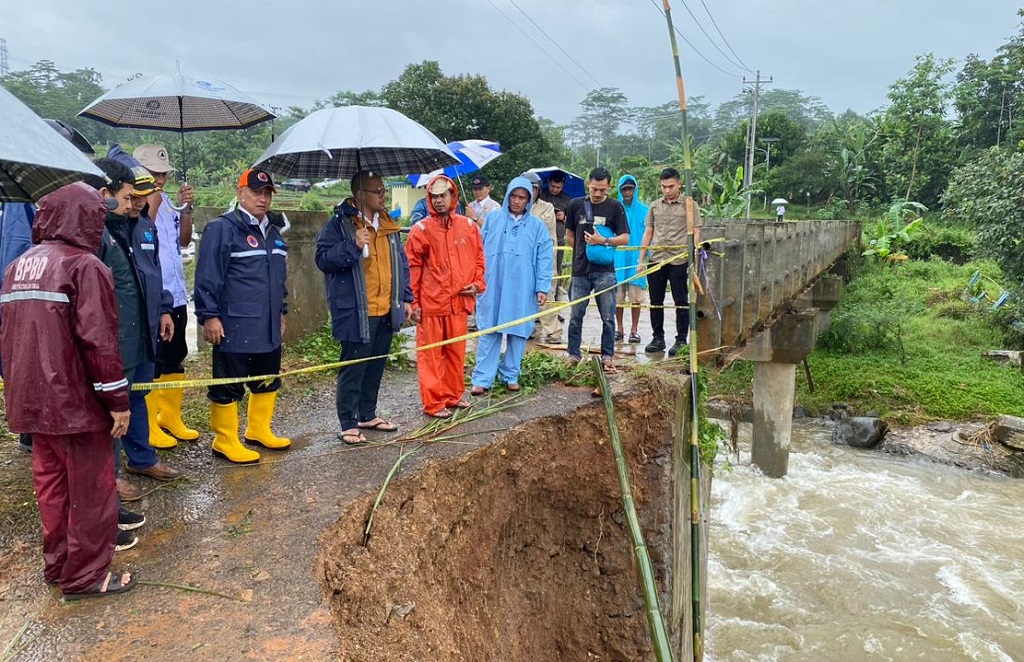 BENCANA: Bupati Batang M Faiz Kurniawan saat meninjau lokasi jembatan yang pondasinya tergerus arus sungai.