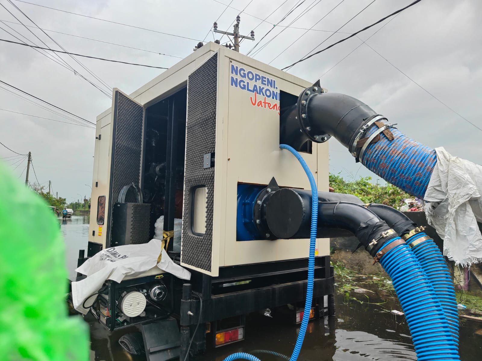BANJIR: Mobil pompa air yang didatangkan Pemkab Pekalongan dari Pemprov Jateng untuk menyedot genangan.