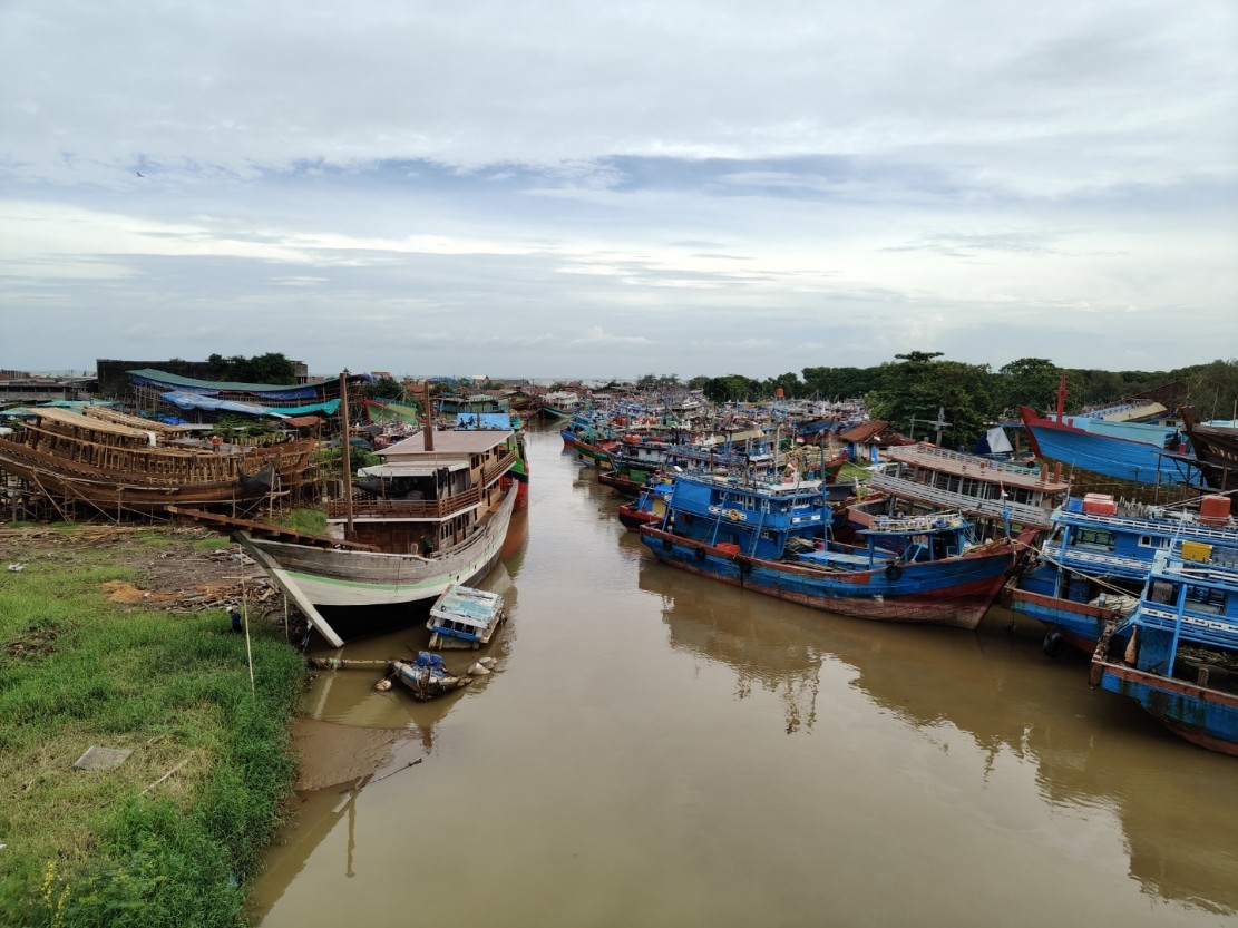 PENDANGKALAN: Kondisi Sungai Sambong yang berada dekat dengan muara sungai.