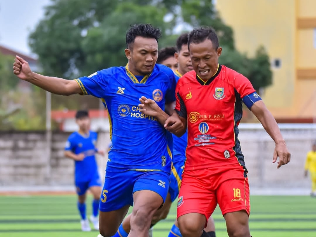 Pemain Persibat Batang saat berebut bola dengan pemai PSD Demak.