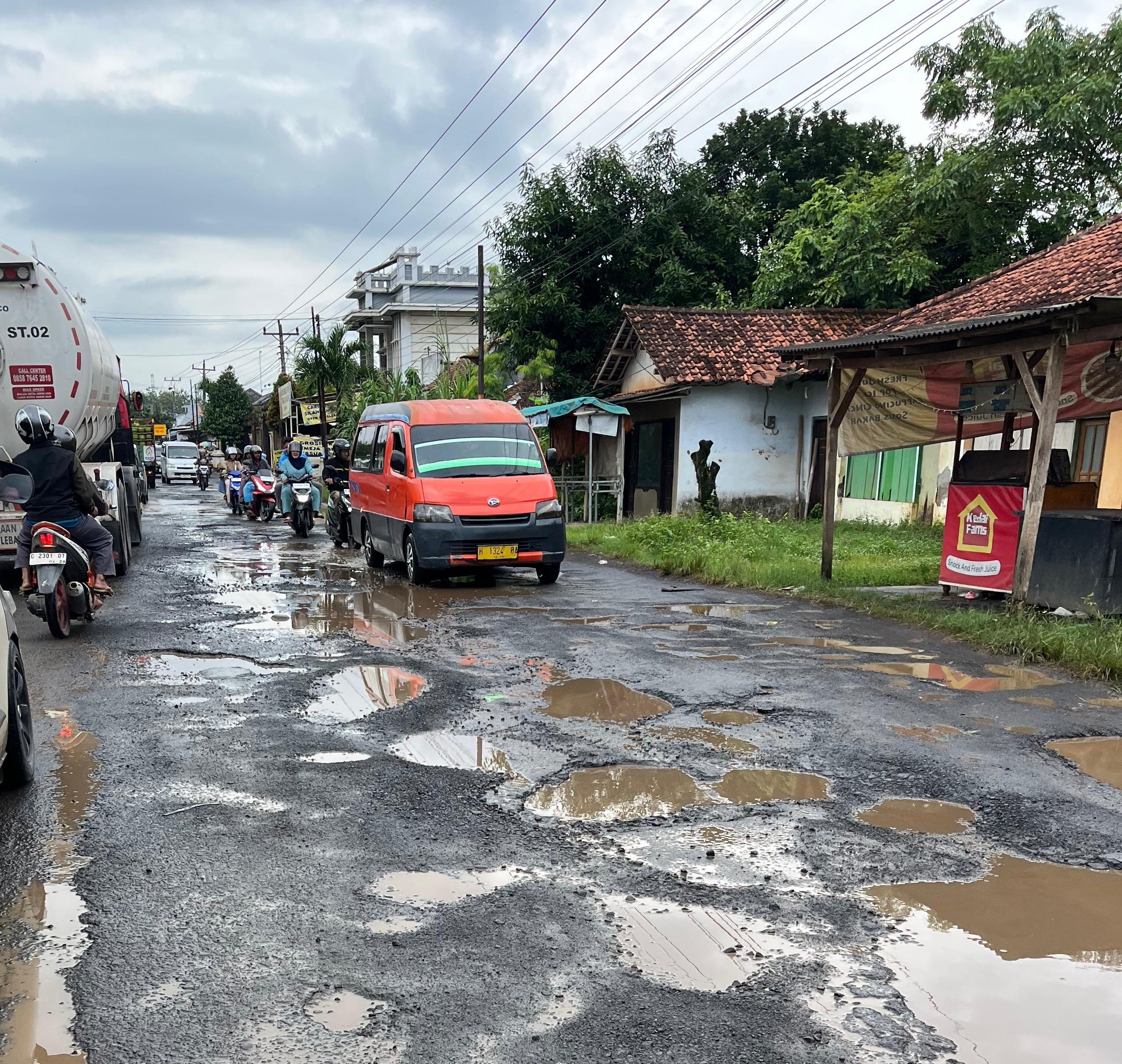 JALAN RUSAK: Kondisi jalur provinsi di jalan raya Bojong-Kajen, Kabupaten Pekalongan, Kamis (29/1/2026).