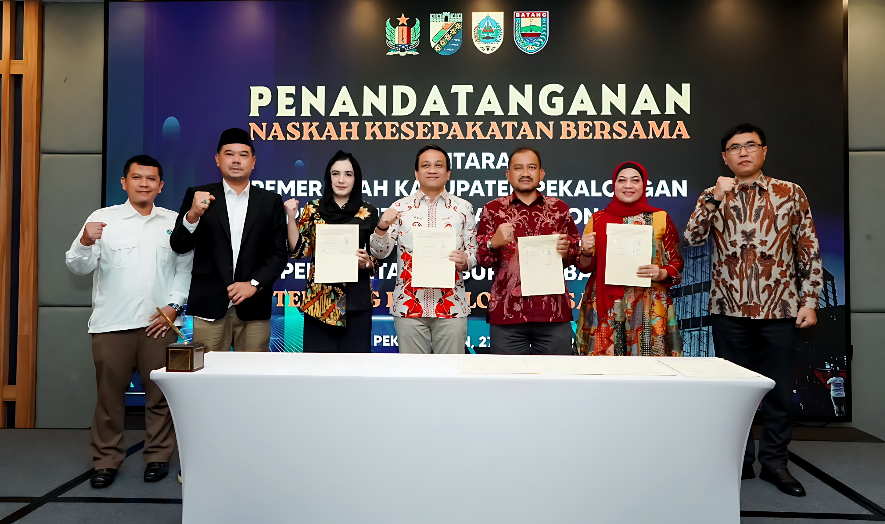KESEPAKATAN - Perwakilan 4 daerah di Pantura, menunjukkan kesepakatan kerjasama&nbsp;pengelolaan sampah menjadi listrik, Selasa malam (27/1/2026).