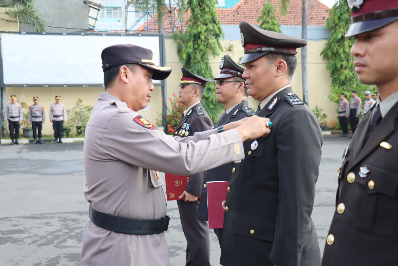 PENGHARGAAN -&nbsp; Wakapolres Pekalongan Kota&nbsp;Kompol Dr. Akhwan Nadzirin saat sematkan penghargaan&nbsp;Pengabdian kepada anggotanya, di halaman Mapolres setempat, Kamis (29/1/2026).