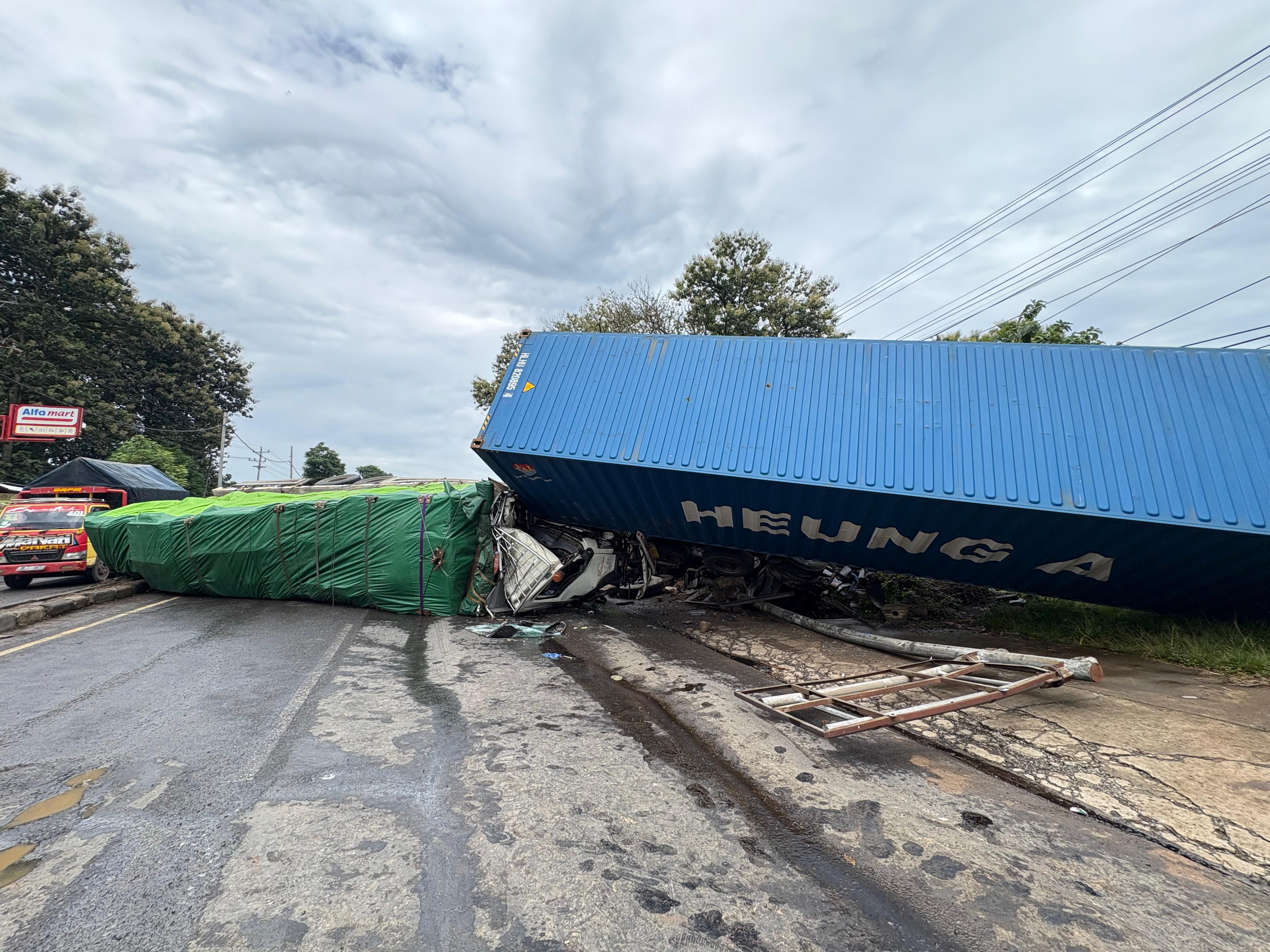 LAKA: Kondisi tiga kendaraan yang melintang di jalan usai bertabrakan.