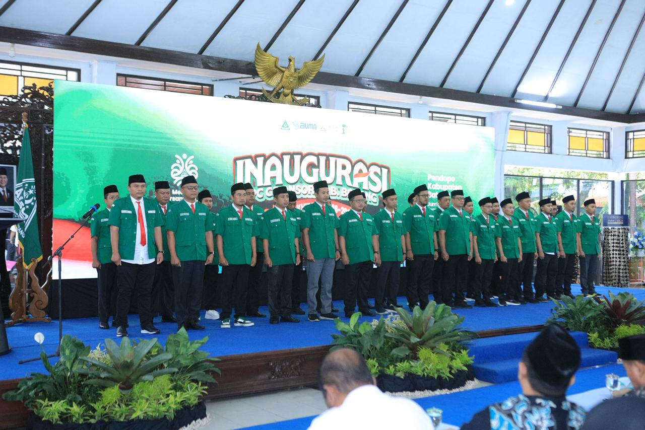 PELANTIKAN: Prosesi pelantikan para pengurus PC GP Ansor Kabupaten Batang di Pendopo Kabupaten.