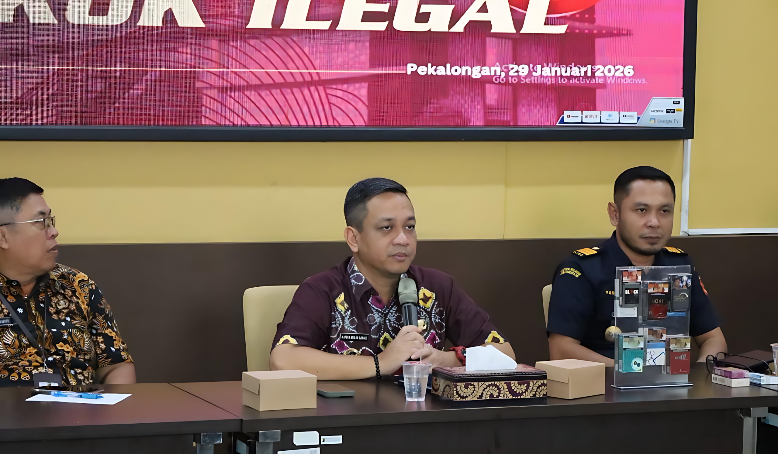 EDUKASI - Walikota Pekalongan HA Afzan Arslan Djunaid, turun langsung edukasi masyarakat&nbsp;tentang&nbsp;rokok ilegal, pada Kamis 929/1/2026).