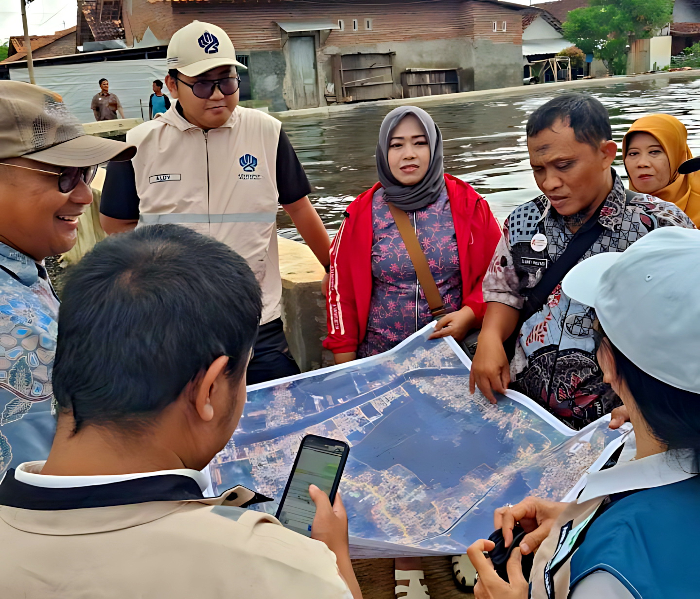 TINJAU LOKASI - Tim Dinperkim saat mendampingi tim dari Kemen PKP meninjau lokasi Kelurahan PPK yang akan direvitalisasi akibat banjir rob.