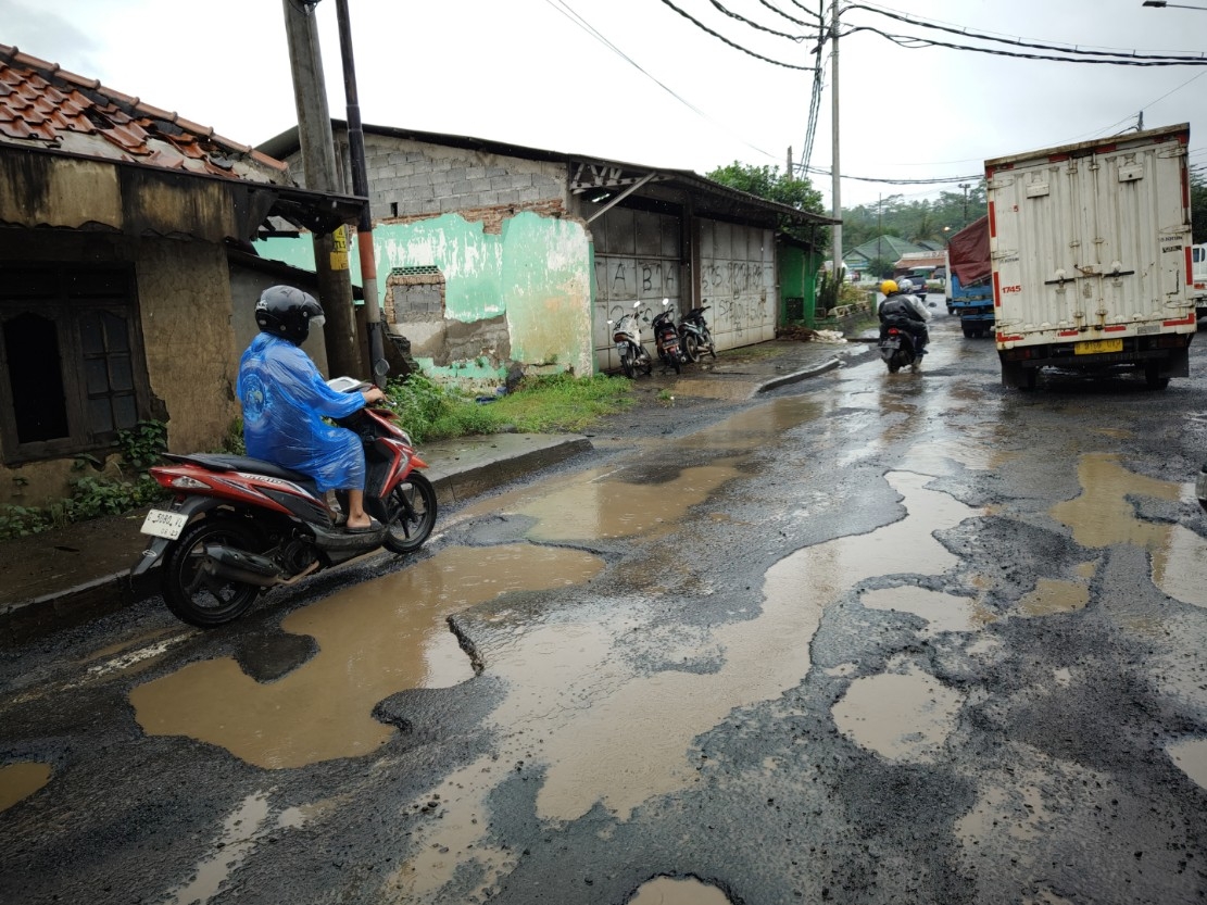BERLUBANG: Kondisi jalan Pantura Batang yang berlubang usai diguyur hujan.