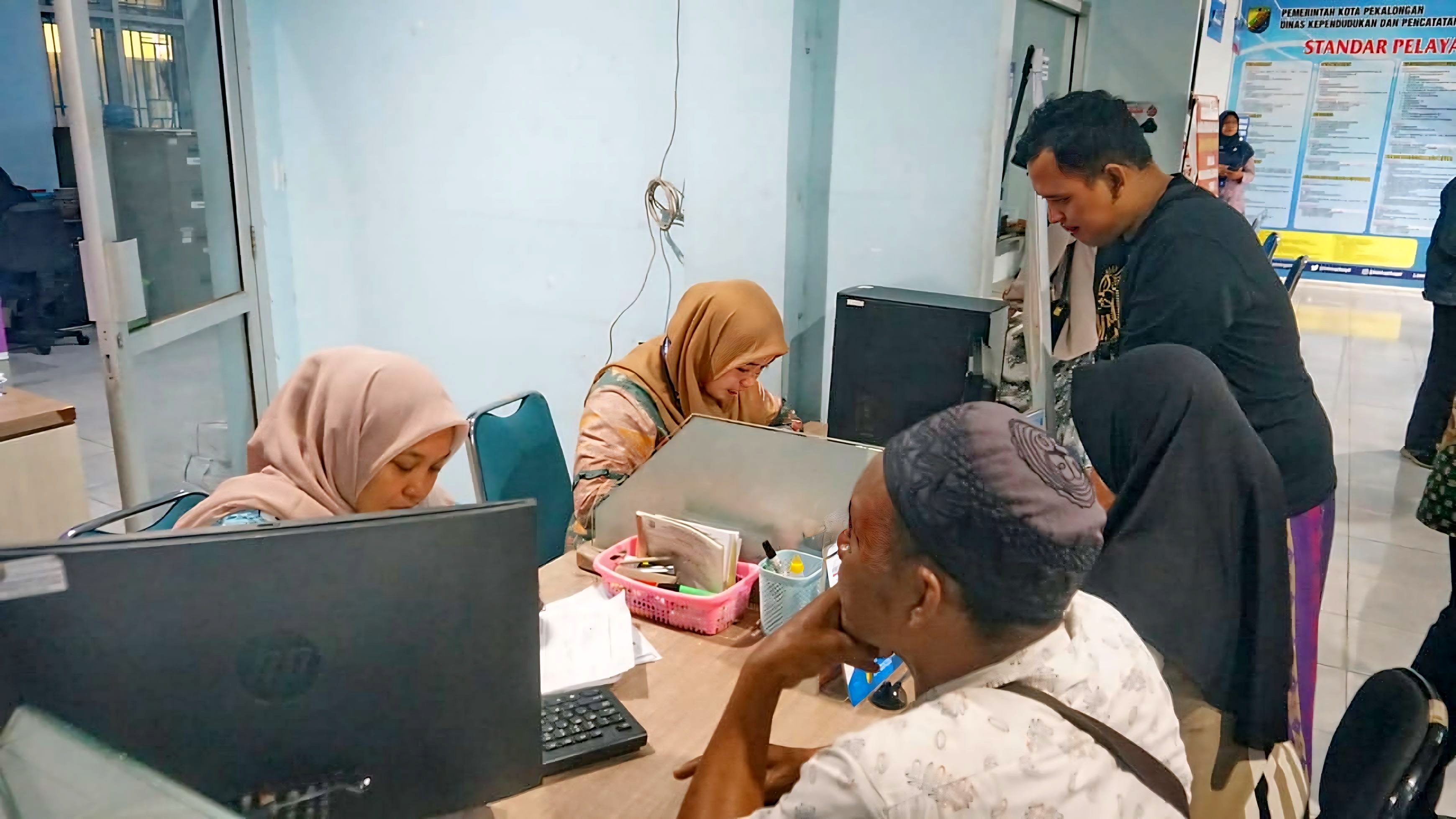URUS SURAT&nbsp; - Warga Kota saat mengurus surat identitas di Dindukcapil Kantor Kota Pekalongan.