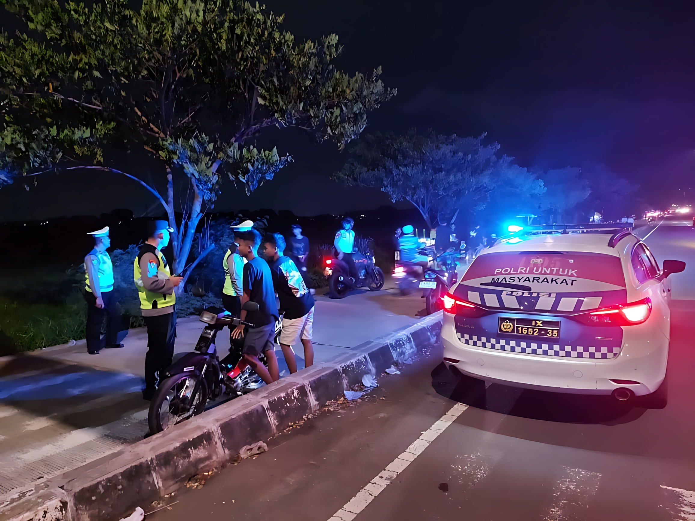 AMANKAN - Anggota Polres Pekalongan Kota saat bawa motor pelanggar lalin di Exit tol Setono, pada patroli skala besar pada Sabtu malam (31/1/2026).
