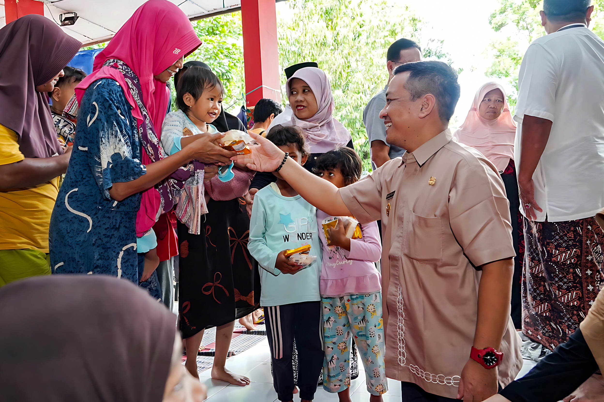 KUNJUNGI - Walikota Pekalongan saat berkunjung langsung dan memantau&nbsp;kondisi warganya yang mengungsi,&nbsp; beberapa&nbsp;waktu kemarin.