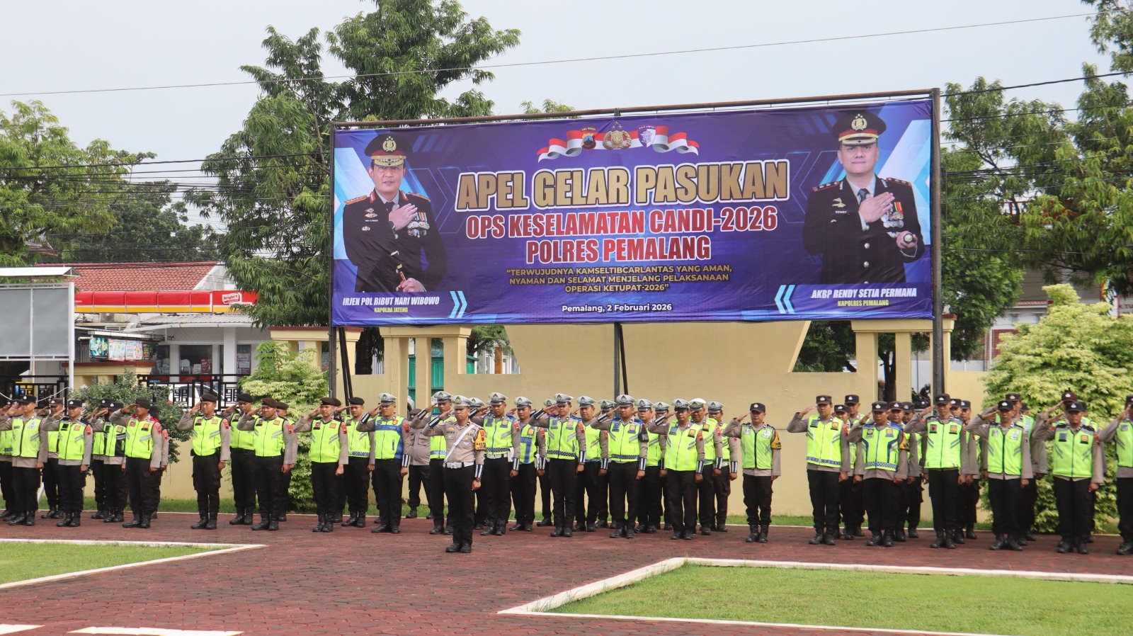 APEL - Ratusan personel Polres Pemalag dan pasukan gabungan lain, saat menggelar Apel di halaman Mapolres setempat, Senin (2/2/2026).