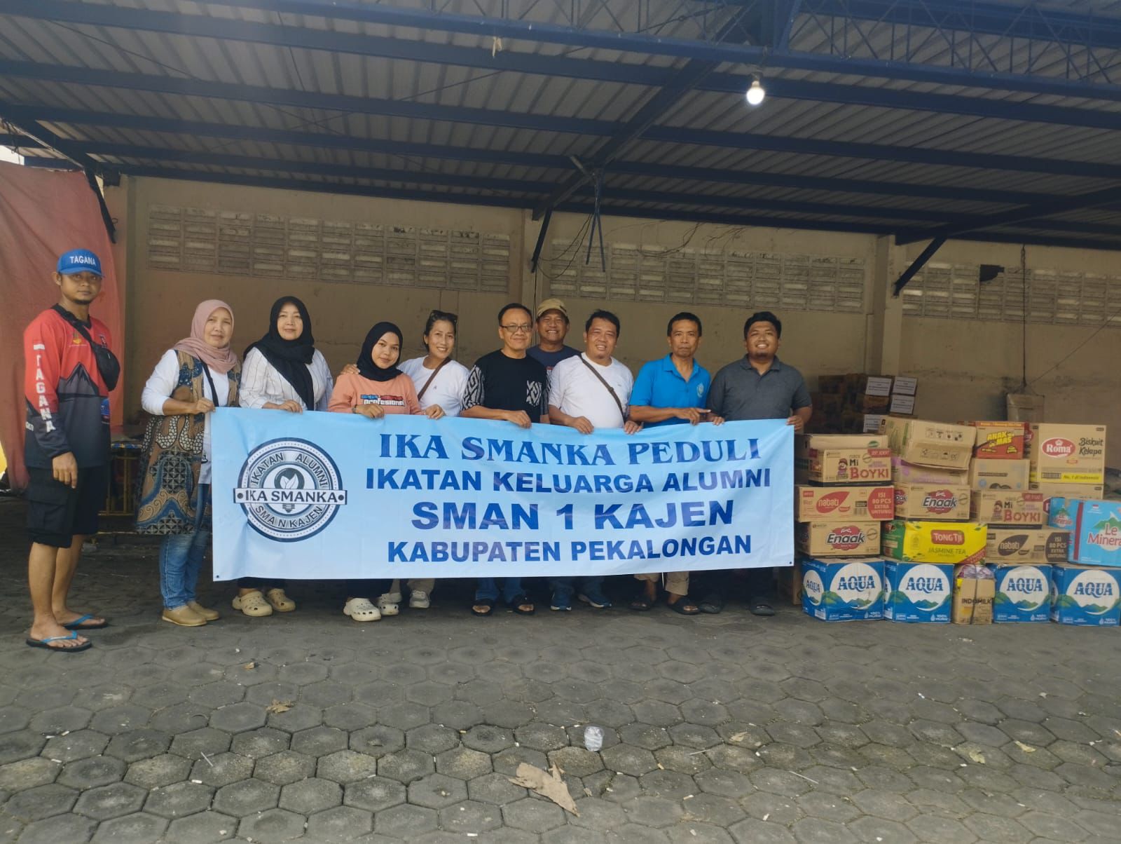 PEDULI: IKA SMANKA saat menyerahkan bantuan untuk korban banjir Pekalongan.