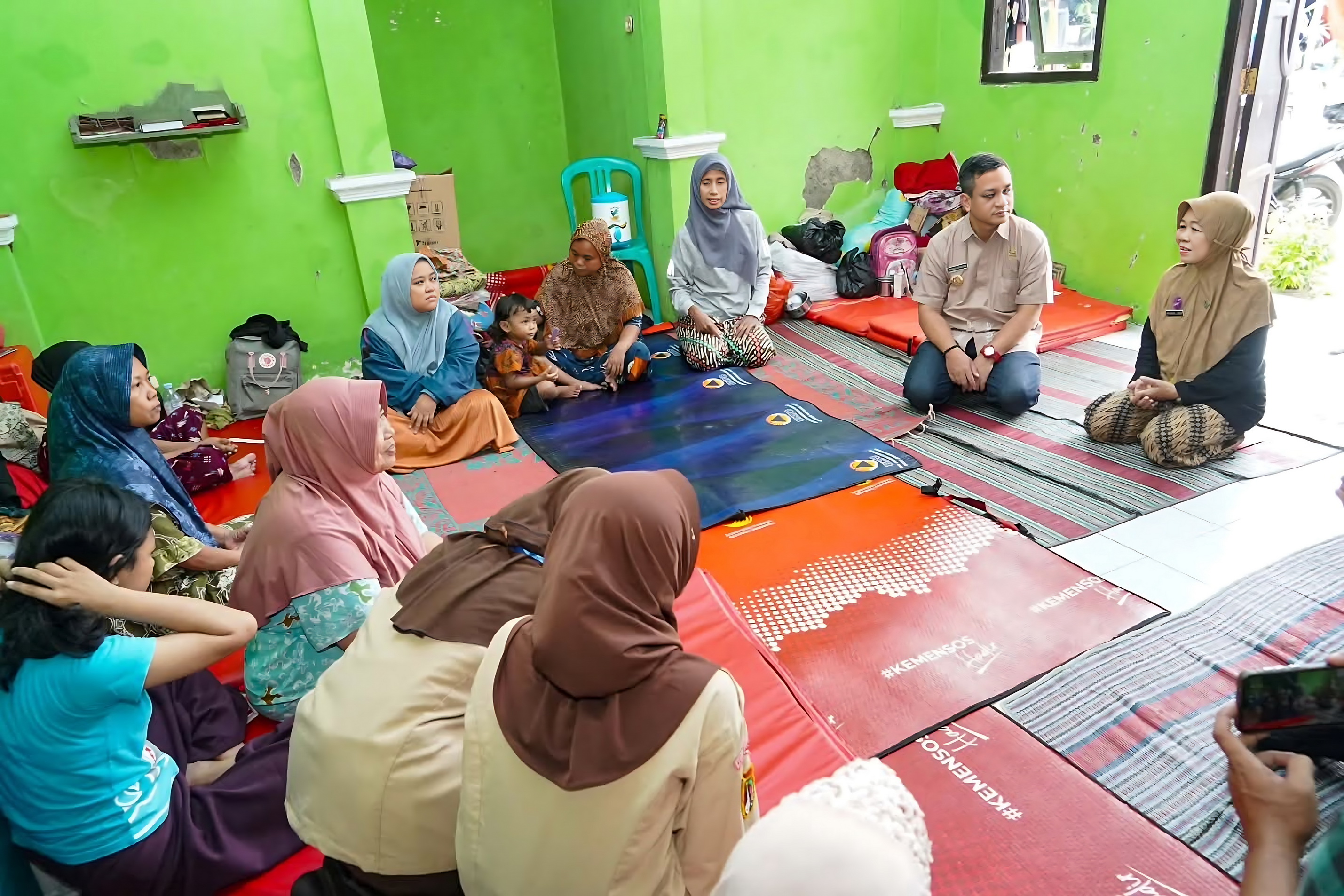 KUNJUNGAN PENGUNGSI&nbsp;- Walikota Pekalongan Aaf saat mengunjungi warga setempat di pengungsian banjir beberapa waktu kemarin.