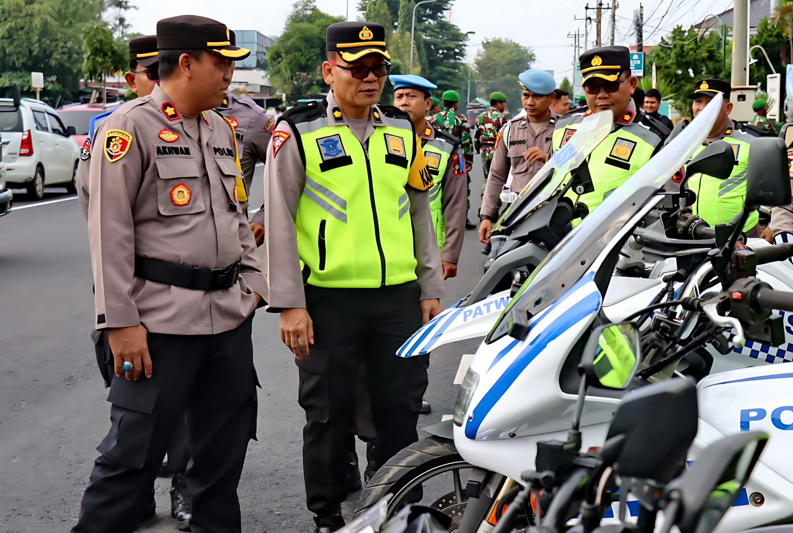 CEK PASUKAN - Usai apel, unsur Pimpinan Polres Pekalongan Kota cek personel dan peralatan yang akan digunakan untuk Operasi Keselamatan Candi 2026, di depan mako Polres setempat, Senin (2/2/2026).