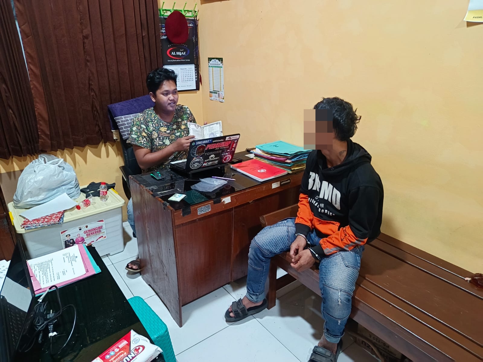 DIRINGKUS: Pelaku Yoga saat diperiksa polisi usai diringkus, Sabtu (31/1/2026).