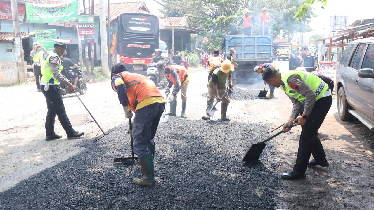 TAMBAL LUBANG: Balai Pengelolaan Jalan bersama kepolisian menambal lubang jalan di Bojong,   ruas Wiradesa-Kajen, Kabupaten Pekalongan, Selasa (3/2/2026)