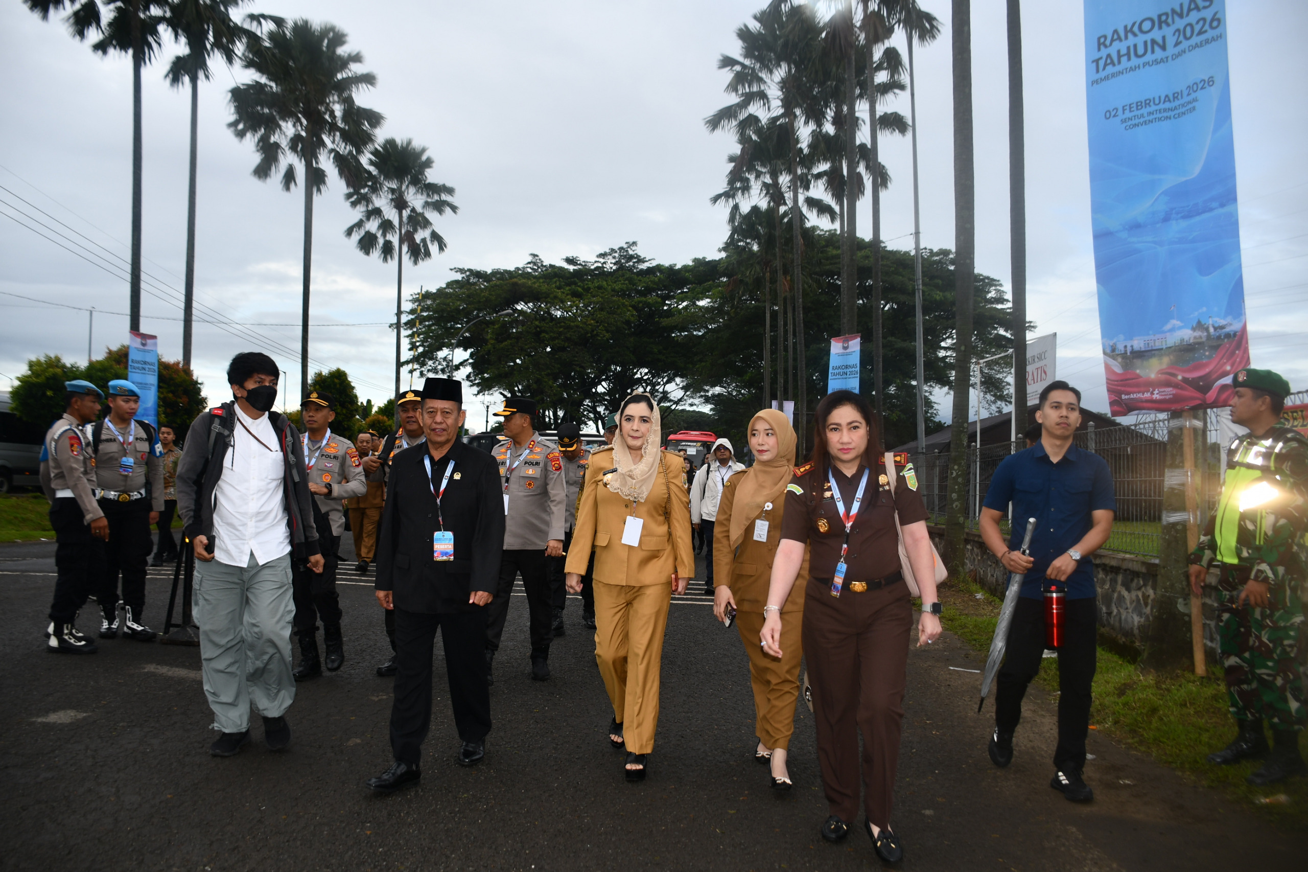 RAKORNAS: Bupati Pekalongan Fadia Arafiq saat berjalan menuju lokasi Rakornas 2026.