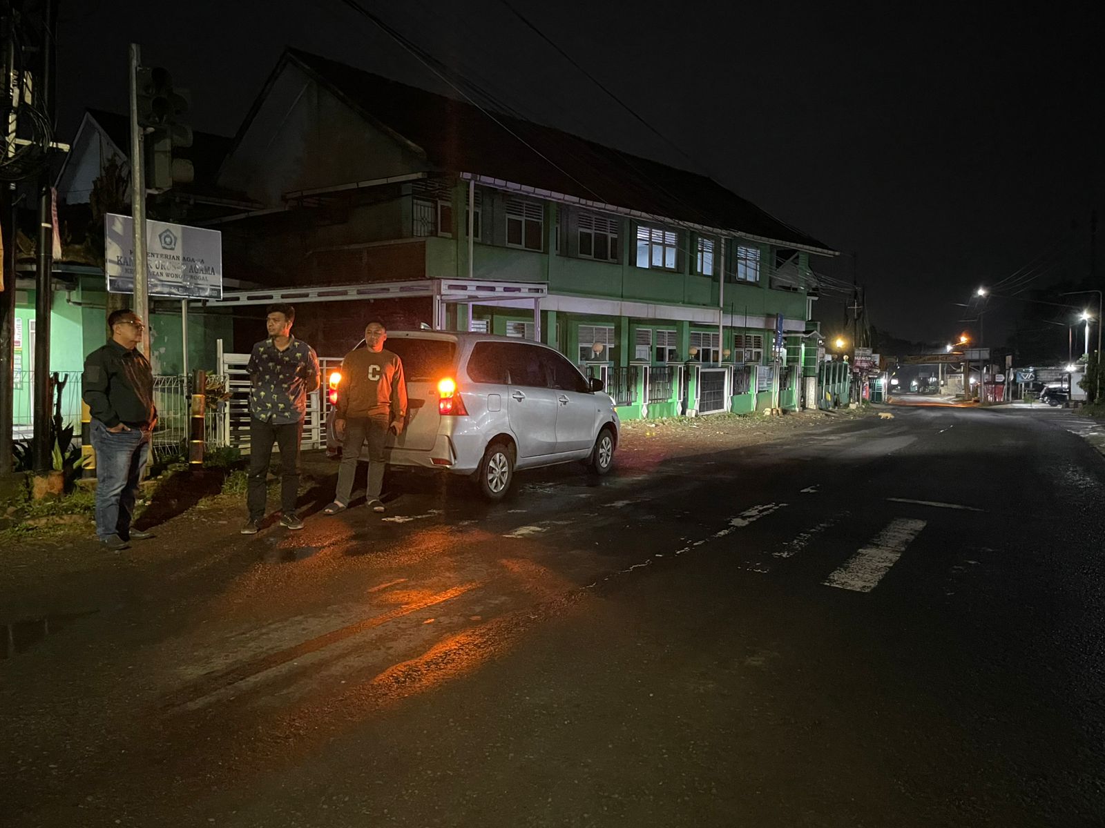 PATROLI: Petugas saat melakukan pengawasan di wilayah Kabupaten Batang.