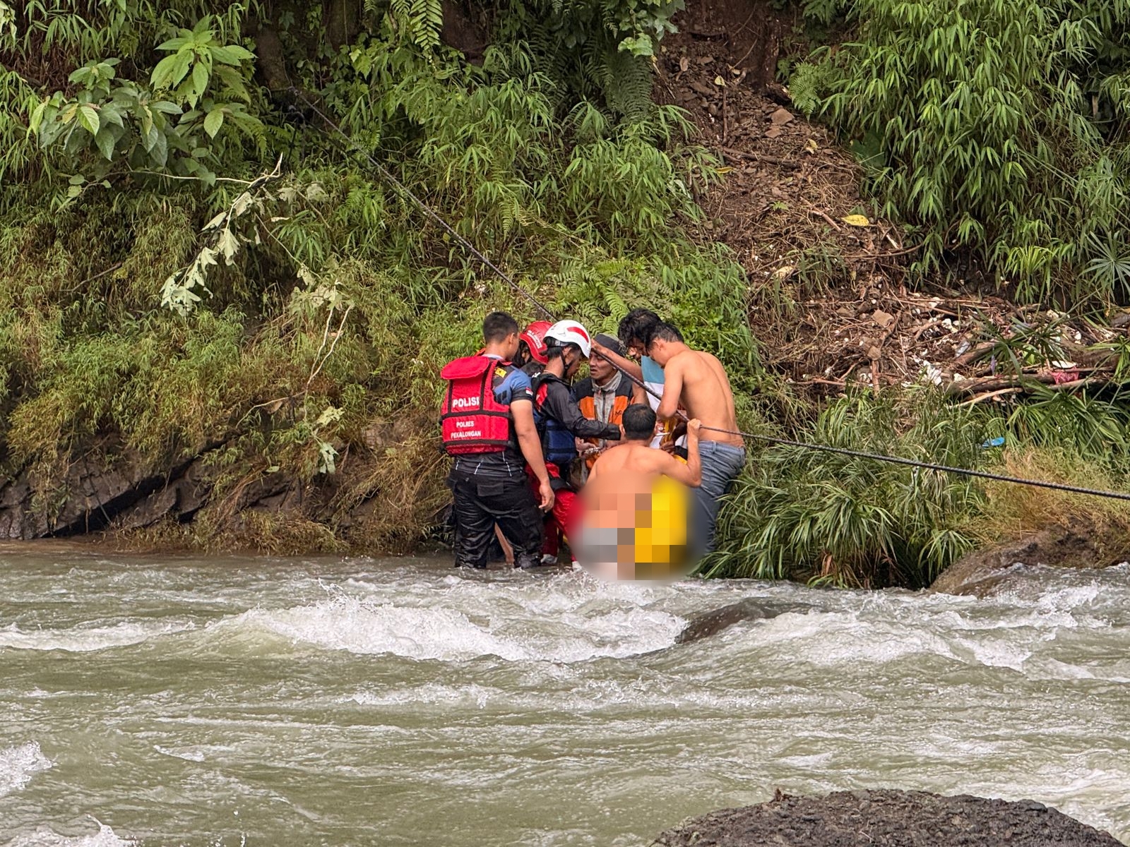 EVAKUASI: Proses evakuasi korban terseret arus di Sungai Kaligenteng, Paninggaran, Kabupaten Pekalongan, Rabu (4/2/2026).