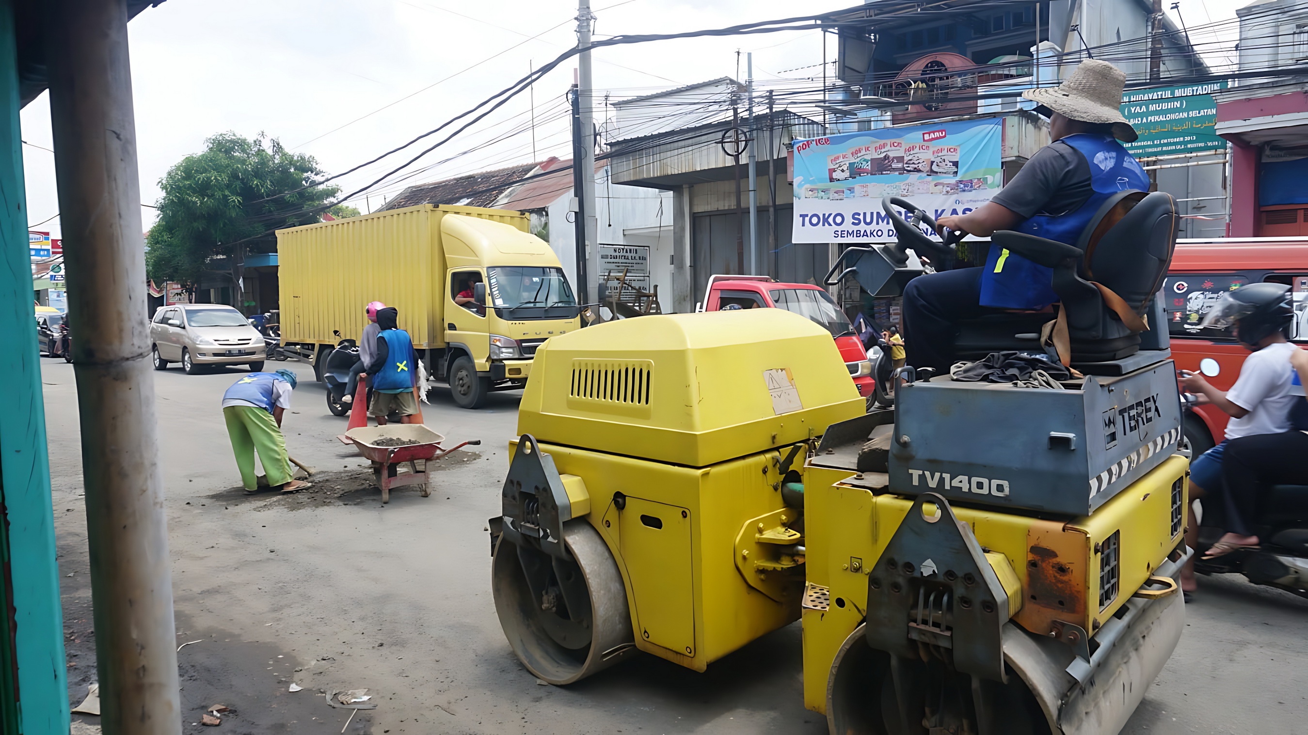 PERBAIKAN JALAN - Jalan Gatot Subroto yang parah lobang, menjadi salah satu jalan yang jadi prioritas perbaikan.
