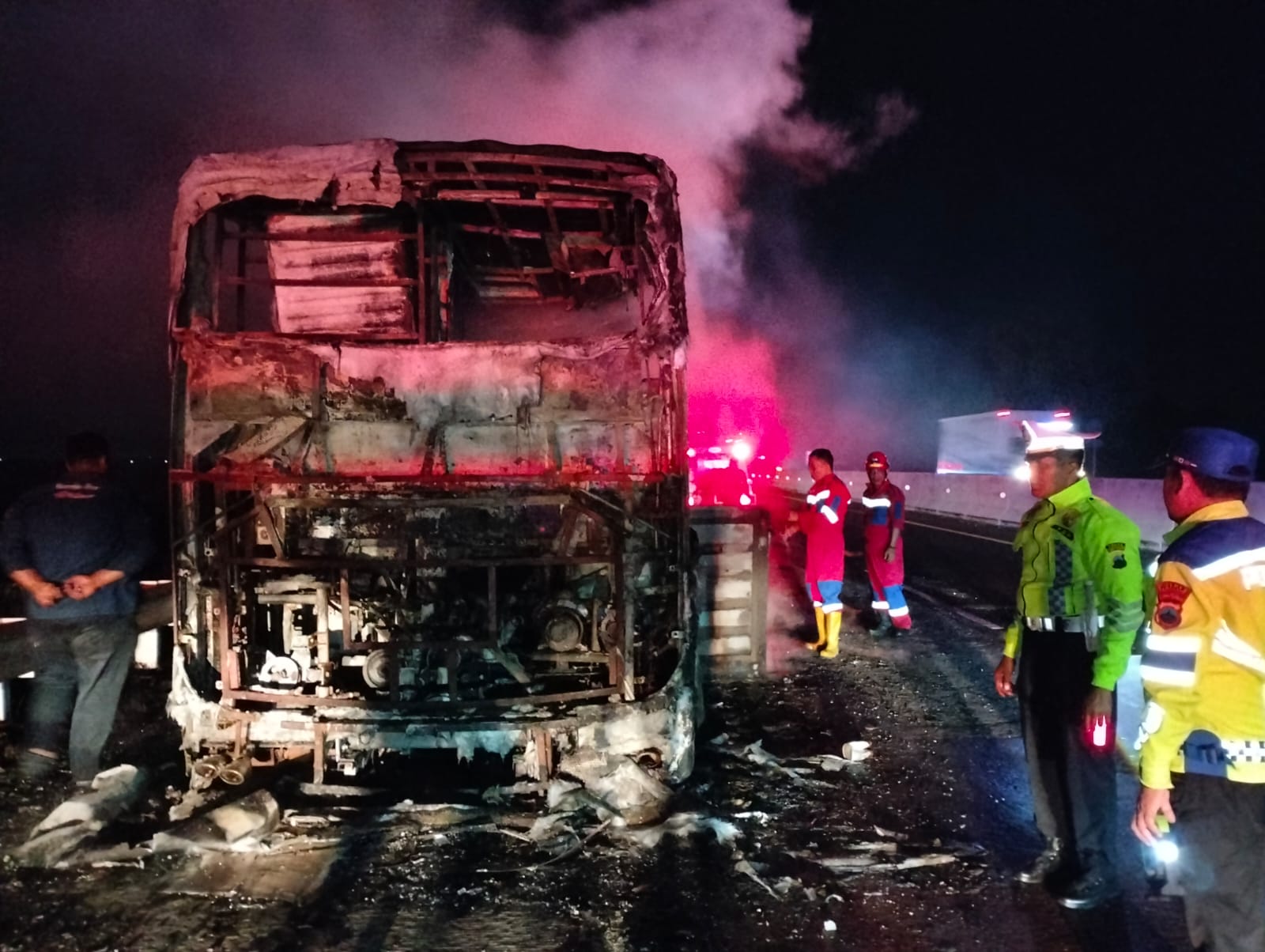 EVAKUASI - Anggota Polres Pemalang bersama tim gabungan saat vakausi penumpang bus, dan memadamkan api di jalur A Tol Pejagan&ndash;Pemalang pada Selasa (3/2/2026) .