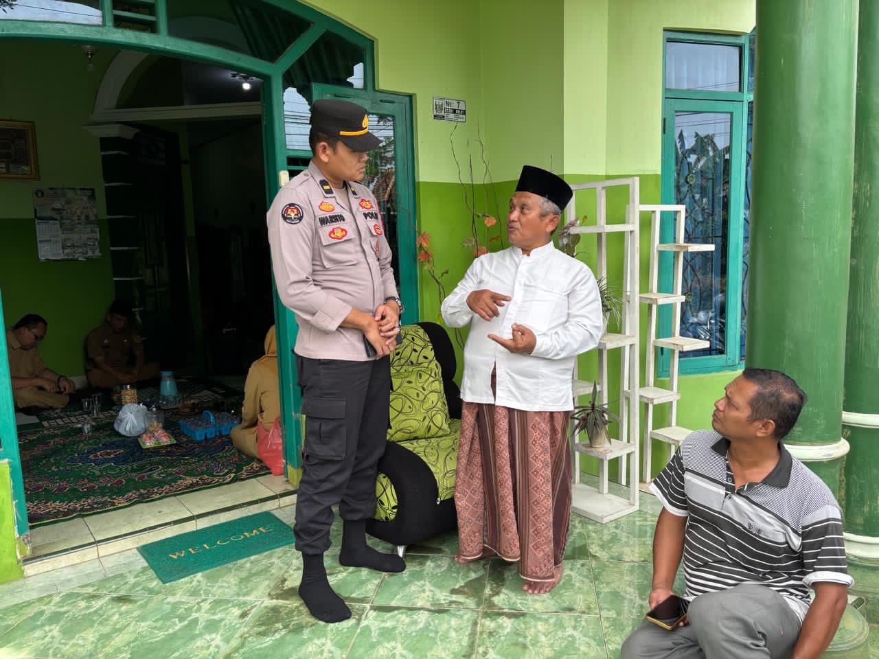 BERDUKA: Abdul Basit, ayah almarhum Muhammad Ashim Alfa Birri, saat menyampaikan kronologinya menerima kabar kematian anaknya kepada polisi.