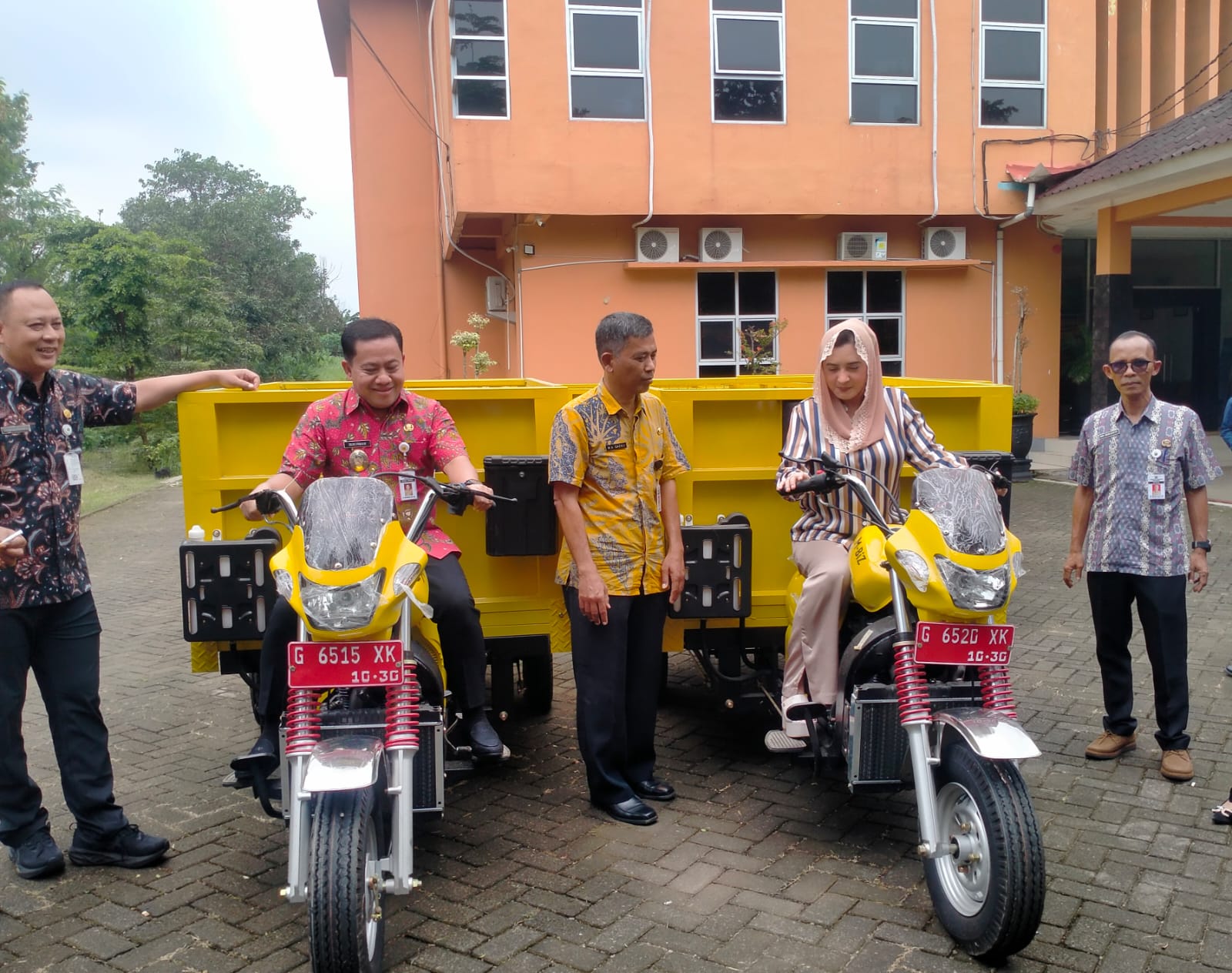 PENANGANAN SAMPAH: Bupati Fadia dan Wakil Bupati Sukirman saat menjajal motor roda tiga pengangkut sampah yang bakal diberikan ke desa, di kantor Dinperkim-LH Kabupaten Pekalongan, Kamis (5/2/2026).