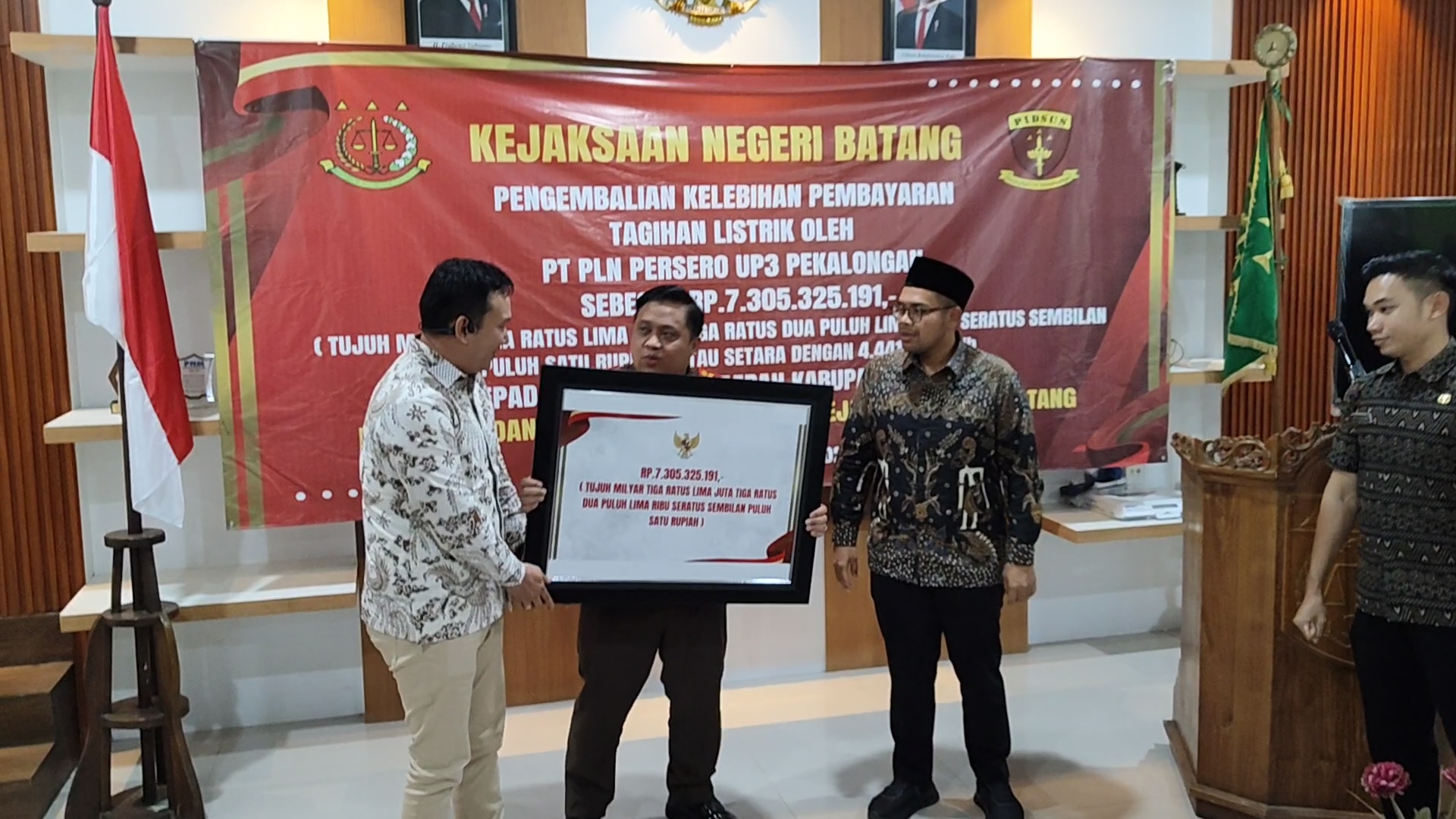 PENGEMBALIAN: PLN (Persero) UP3 Pekalongan saat menyerahkan kelebihan pembayaran di Kejaksaan Negeri Batang.