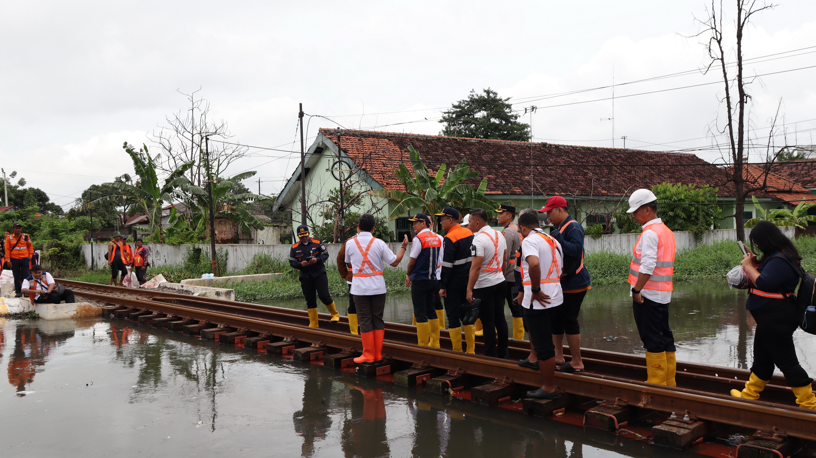 MENINGGI - Ketinggian aliran sungai Bremi semakin memprihatinkan, saat musim hujan selain meluap ke pemukiman juga menenggelamkan rel kereta api.