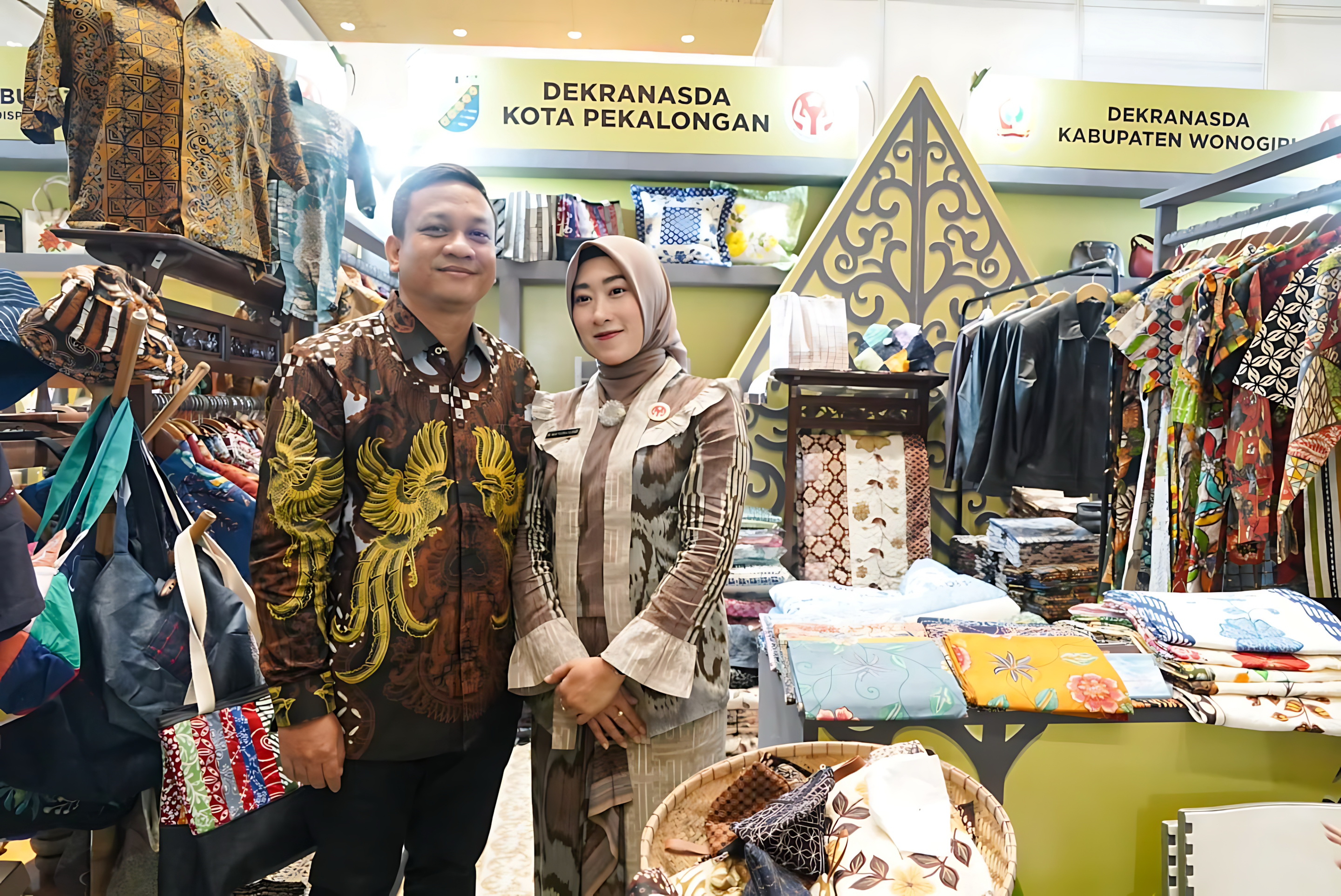 TINJAU - WaliKota Pekalongan Aaf didampingi Ketua Dekranasda Hj. Inggit Soraya saat hadir langsung meninjau booth Kota Pekalongan di Inacraft 2026, saat pembukaan, Rabu (4/2/2026).